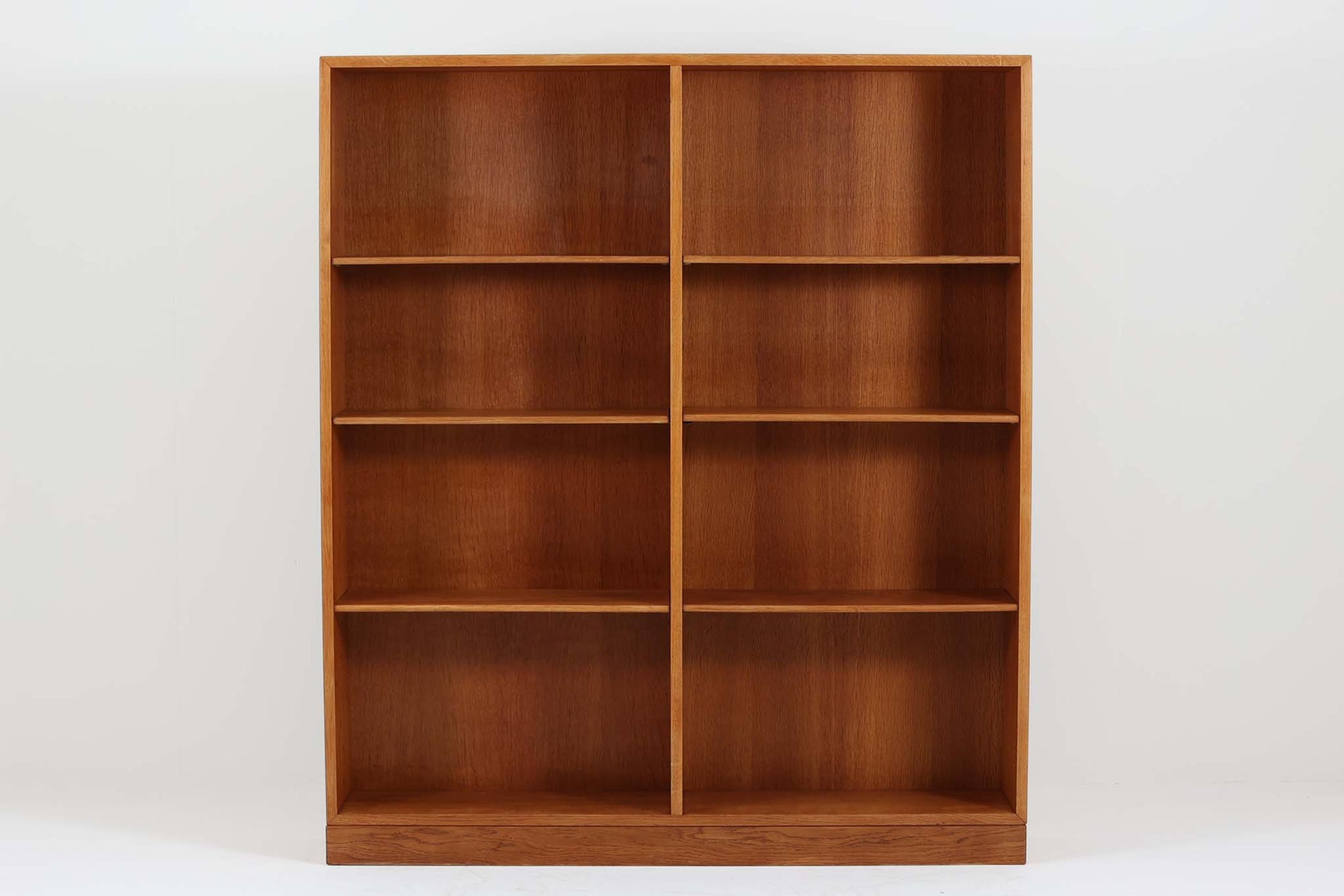 Borgemogensen(ボーエ・モーエンセン)によってデザインされたブックシェルフです。一見シンプルなフォルムですが、良質なオーク材が使用されており、FDB社によって細かい所まで丁寧に作成されています。リビングルームや書斎での本や装飾品の収納に最適です。