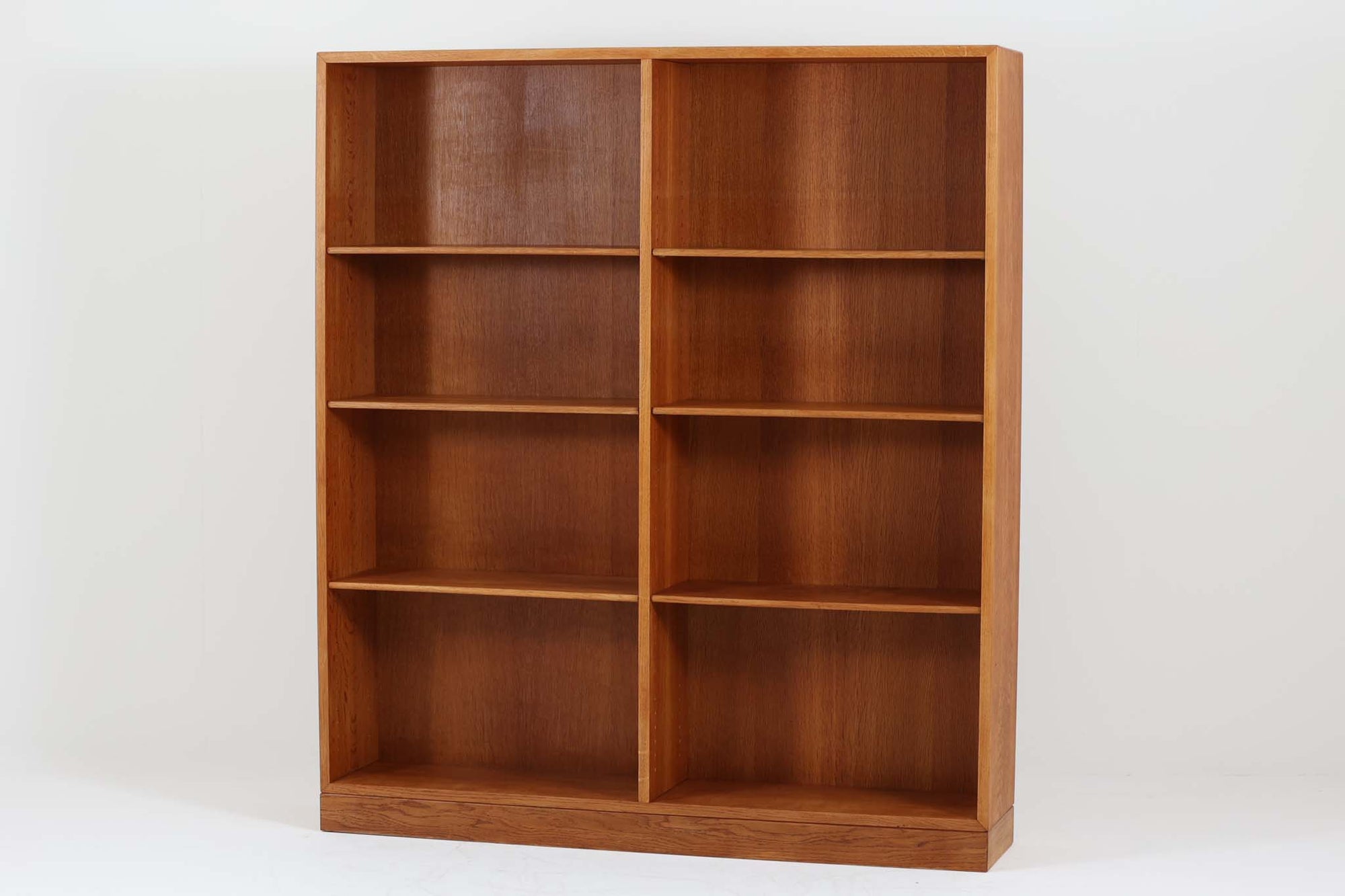 Borgemogensen(ボーエ・モーエンセン)によってデザインされたブックシェルフです。一見シンプルなフォルムですが、良質なオーク材が使用されており、FDB社によって細かい所まで丁寧に作成されています。リビングルームや書斎での本や装飾品の収納に最適です。