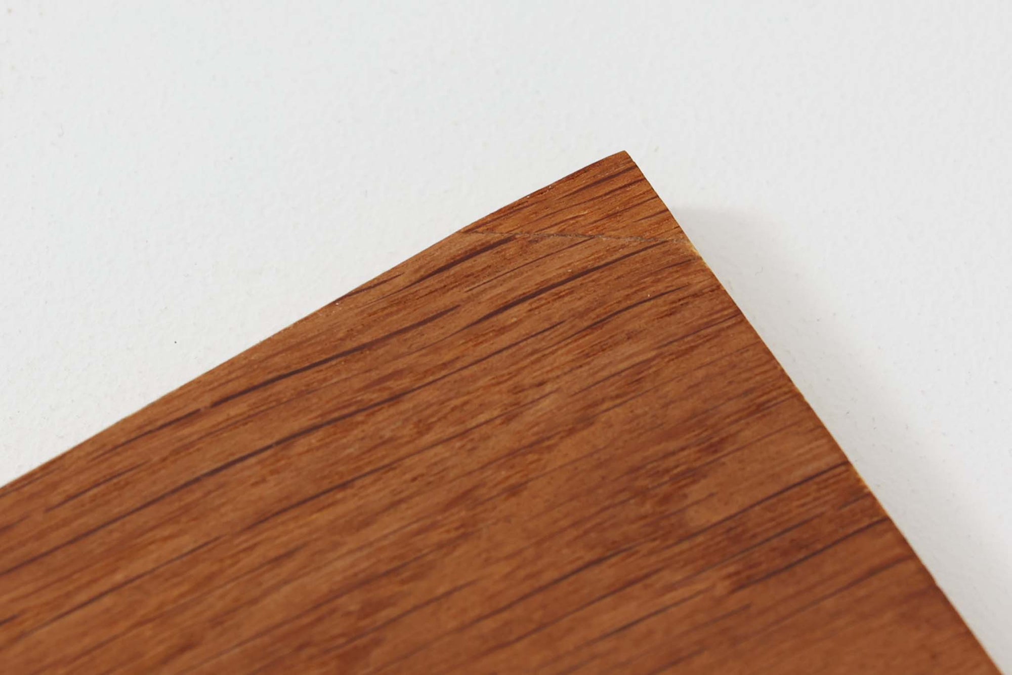 Borgemogensen(ボーエ・モーエンセン)によってデザインされたブックシェルフです。一見シンプルなフォルムですが、良質なオーク材が使用されており、FDB社によって細かい所まで丁寧に作成されています。リビングルームや書斎での本や装飾品の収納に最適です。