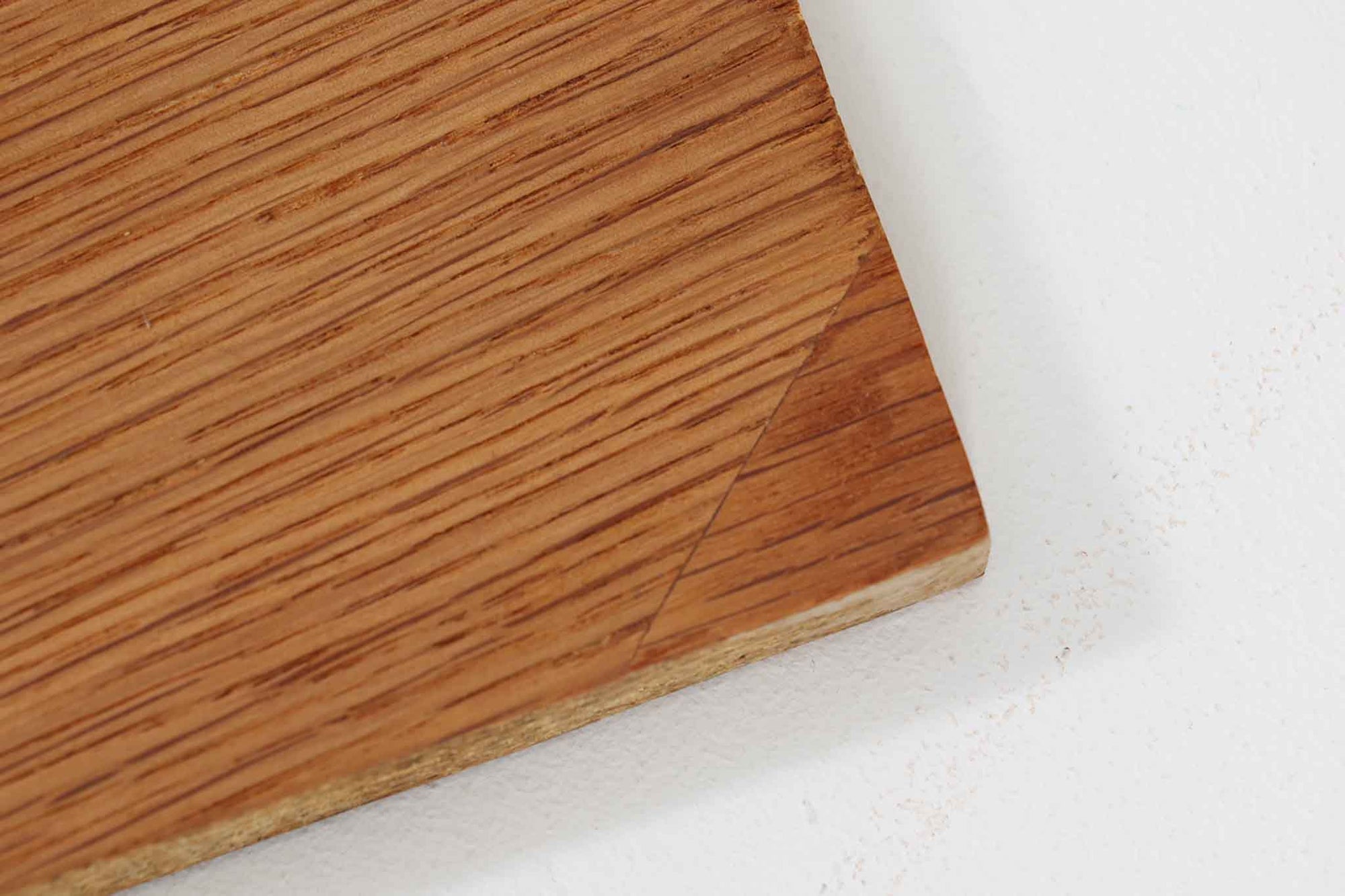 Borgemogensen(ボーエ・モーエンセン)によってデザインされたブックシェルフです。一見シンプルなフォルムですが、良質なオーク材が使用されており、FDB社によって細かい所まで丁寧に作成されています。リビングルームや書斎での本や装飾品の収納に最適です。