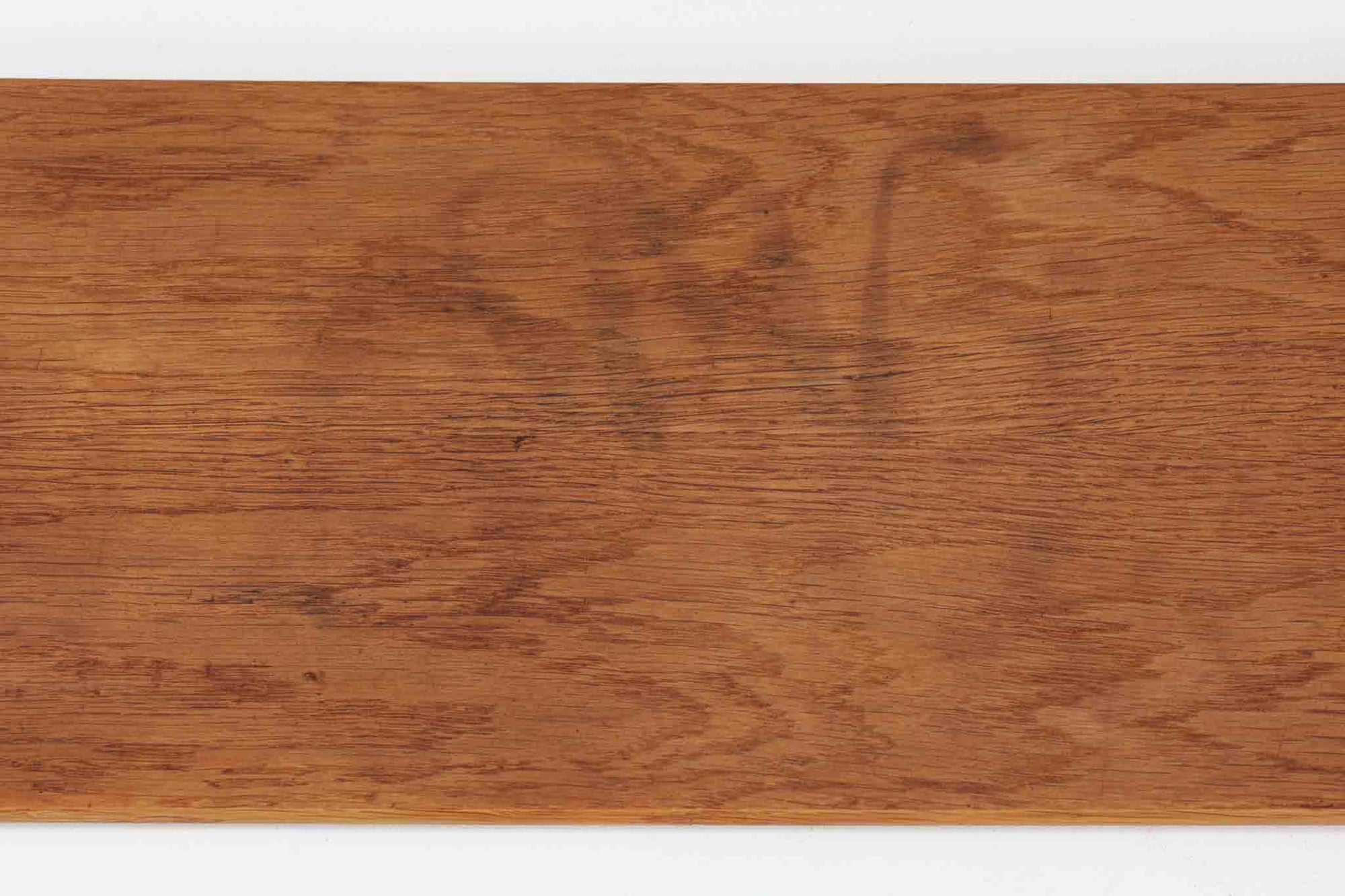 Borgemogensen(ボーエ・モーエンセン)によってデザインされたブックシェルフです。一見シンプルなフォルムですが、良質なオーク材が使用されており、FDB社によって細かい所まで丁寧に作成されています。リビングルームや書斎での本や装飾品の収納に最適です。