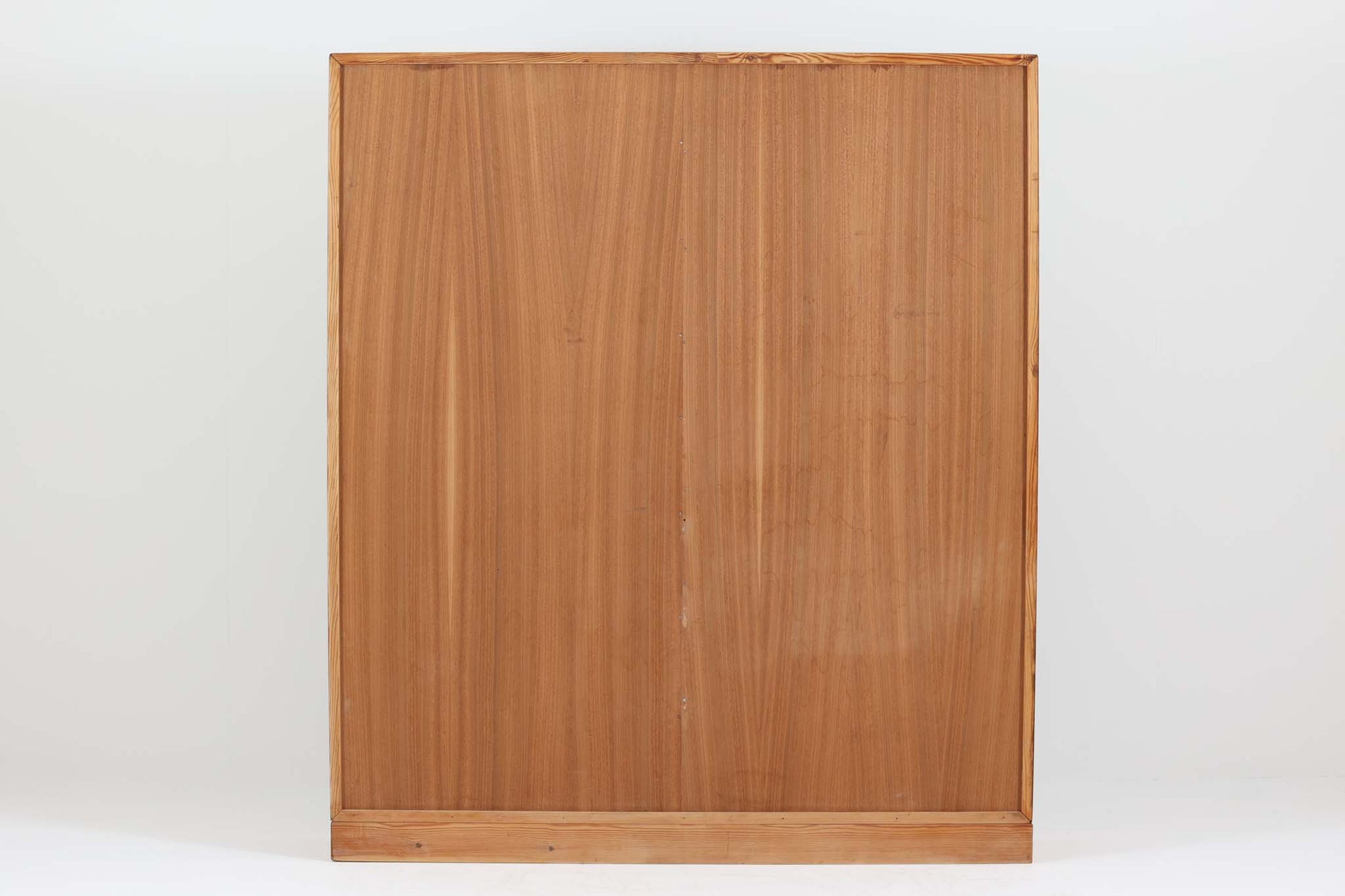 Borgemogensen(ボーエ・モーエンセン)によってデザインされたブックシェルフです。一見シンプルなフォルムですが、良質なオーク材が使用されており、FDB社によって細かい所まで丁寧に作成されています。リビングルームや書斎での本や装飾品の収納に最適です。