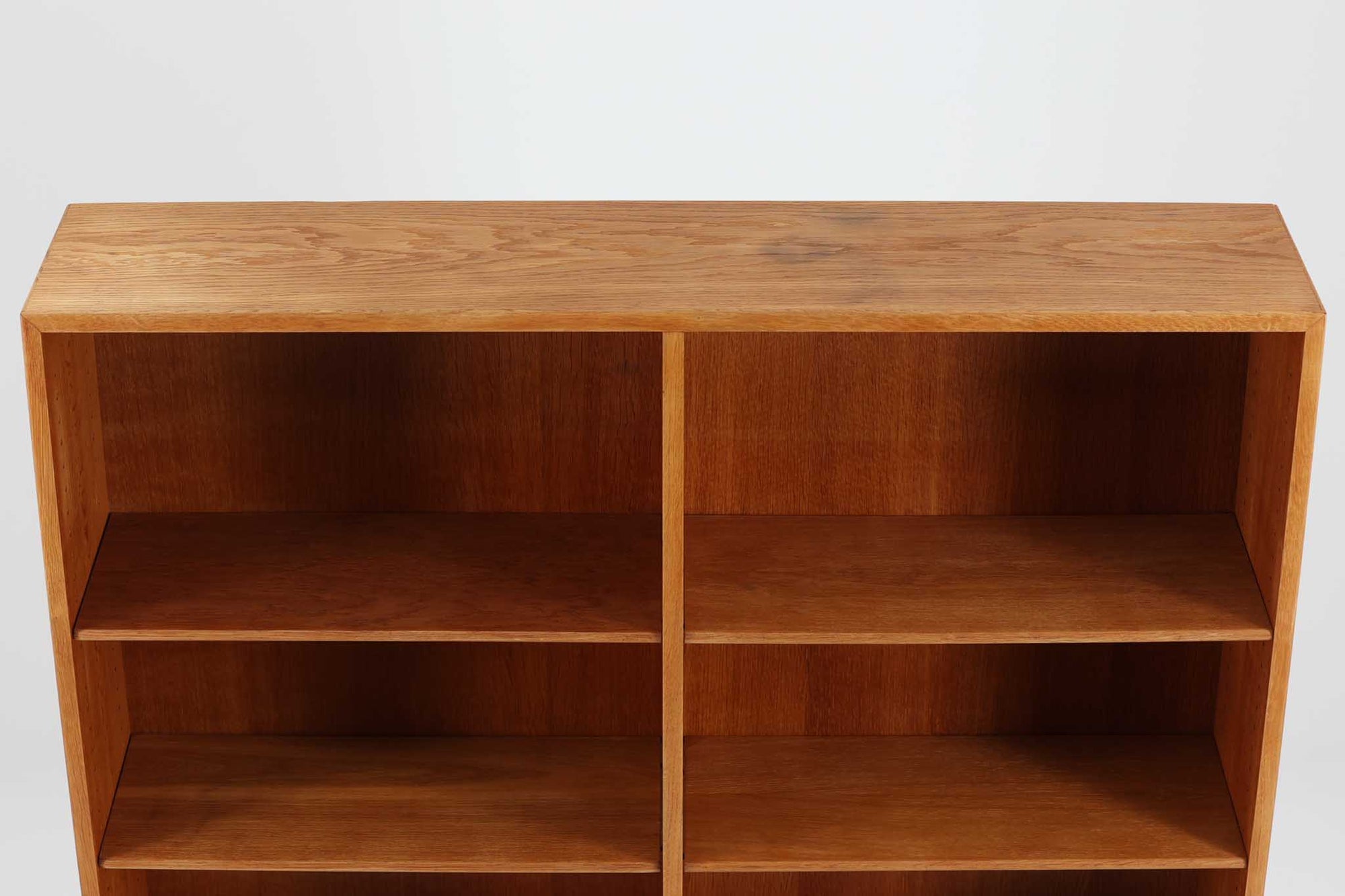 Borgemogensen(ボーエ・モーエンセン)によってデザインされたブックシェルフです。一見シンプルなフォルムですが、良質なオーク材が使用されており、FDB社によって細かい所まで丁寧に作成されています。リビングルームや書斎での本や装飾品の収納に最適です。