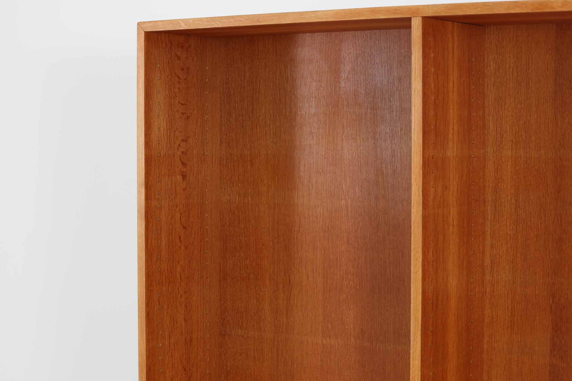 Borgemogensen(ボーエ・モーエンセン)によってデザインされたブックシェルフです。一見シンプルなフォルムですが、良質なオーク材が使用されており、FDB社によって細かい所まで丁寧に作成されています。リビングルームや書斎での本や装飾品の収納に最適です。