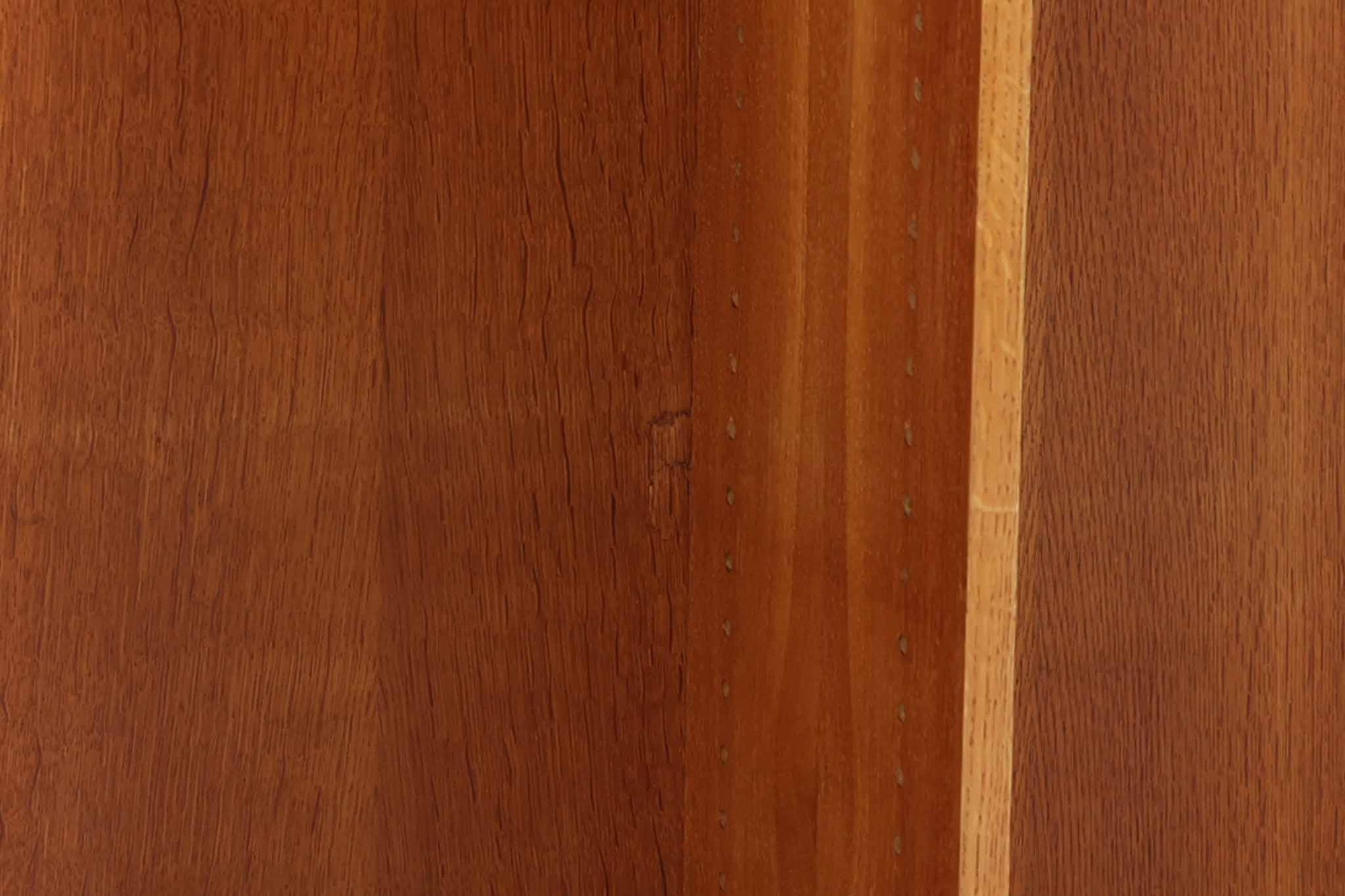 Borgemogensen(ボーエ・モーエンセン)によってデザインされたブックシェルフです。一見シンプルなフォルムですが、良質なオーク材が使用されており、FDB社によって細かい所まで丁寧に作成されています。リビングルームや書斎での本や装飾品の収納に最適です。