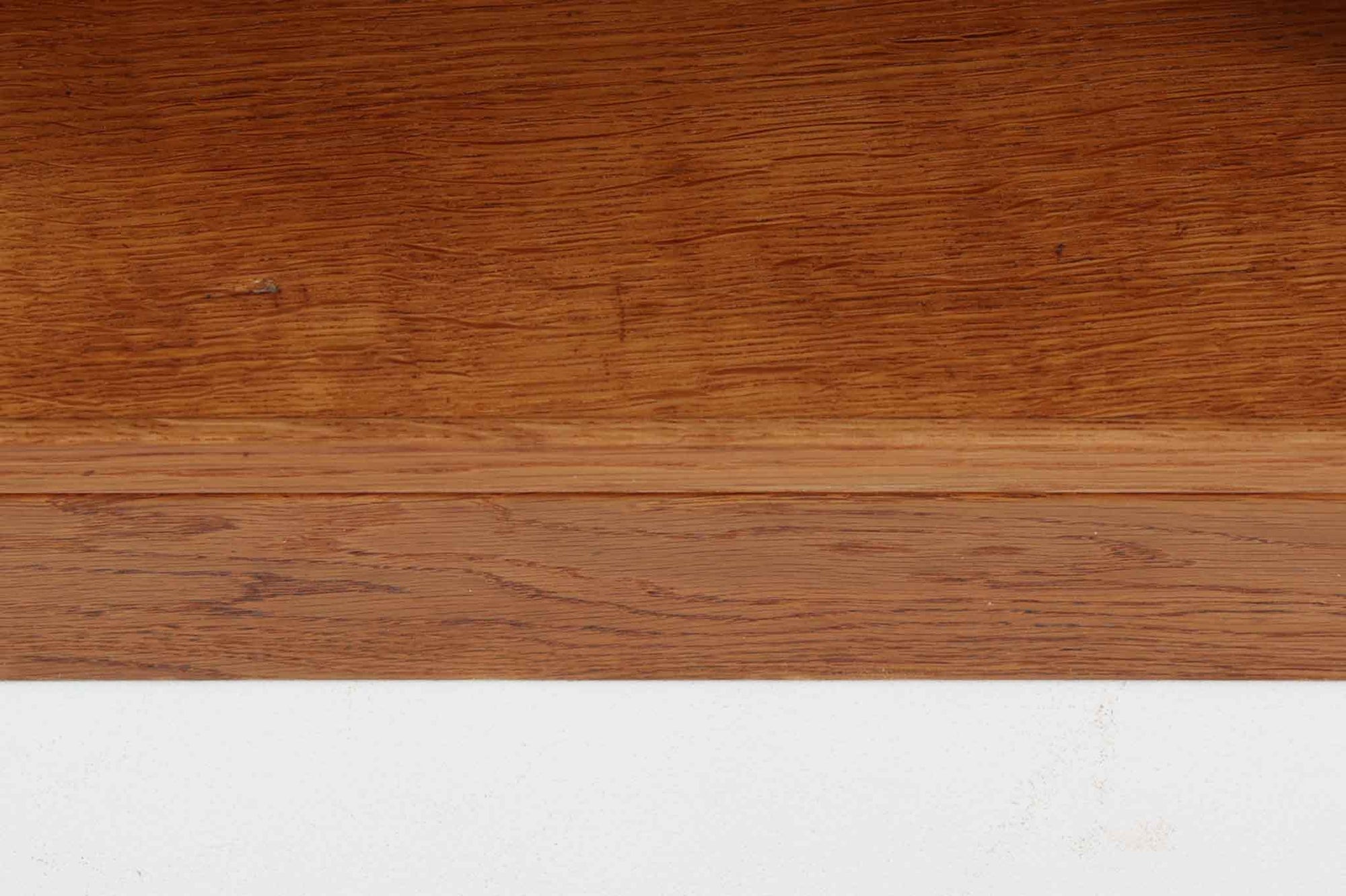 Borgemogensen(ボーエ・モーエンセン)によってデザインされたブックシェルフです。一見シンプルなフォルムですが、良質なオーク材が使用されており、FDB社によって細かい所まで丁寧に作成されています。リビングルームや書斎での本や装飾品の収納に最適です。