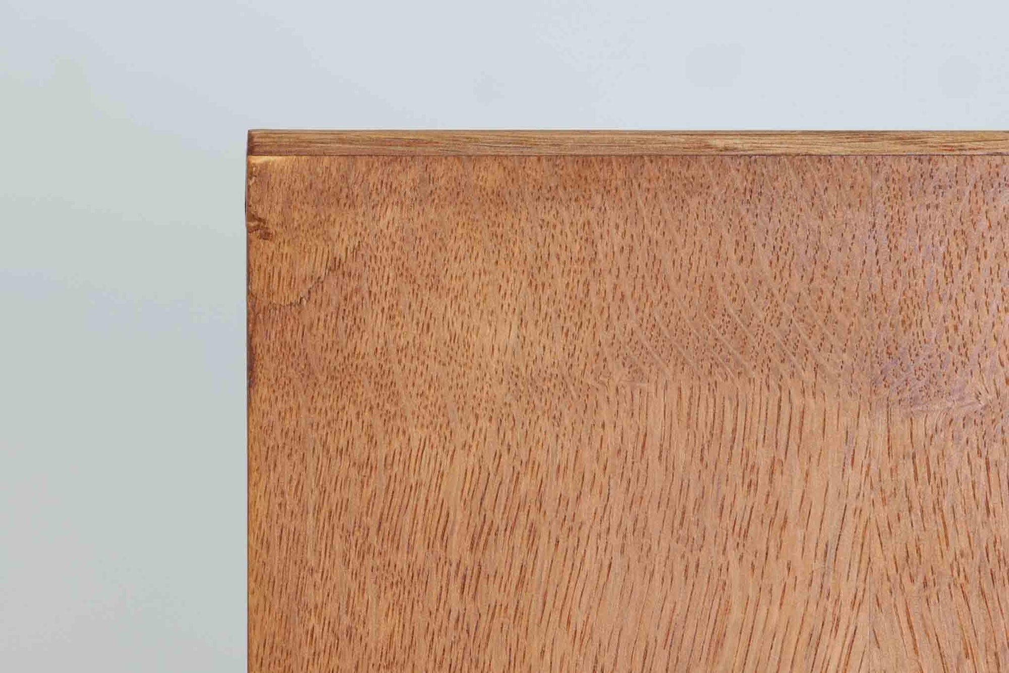 Borgemogensen(ボーエ・モーエンセン)によってデザインされたブックシェルフです。一見シンプルなフォルムですが、良質なオーク材が使用されており、FDB社によって細かい所まで丁寧に作成されています。リビングルームや書斎での本や装飾品の収納に最適です。