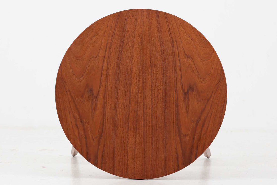 デンマークより買い付けた円形のサイドテーブルです。良質なチーク材が使用されており、棚付きで使い勝手も良さそうです。3本脚のビンテージ品ならではの素敵な雰囲気です。