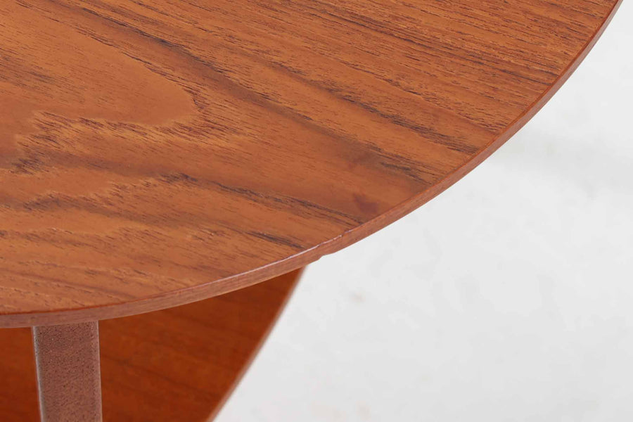 デンマークより買い付けた円形のサイドテーブルです。良質なチーク材が使用されており、棚付きで使い勝手も良さそうです。3本脚のビンテージ品ならではの素敵な雰囲気です。