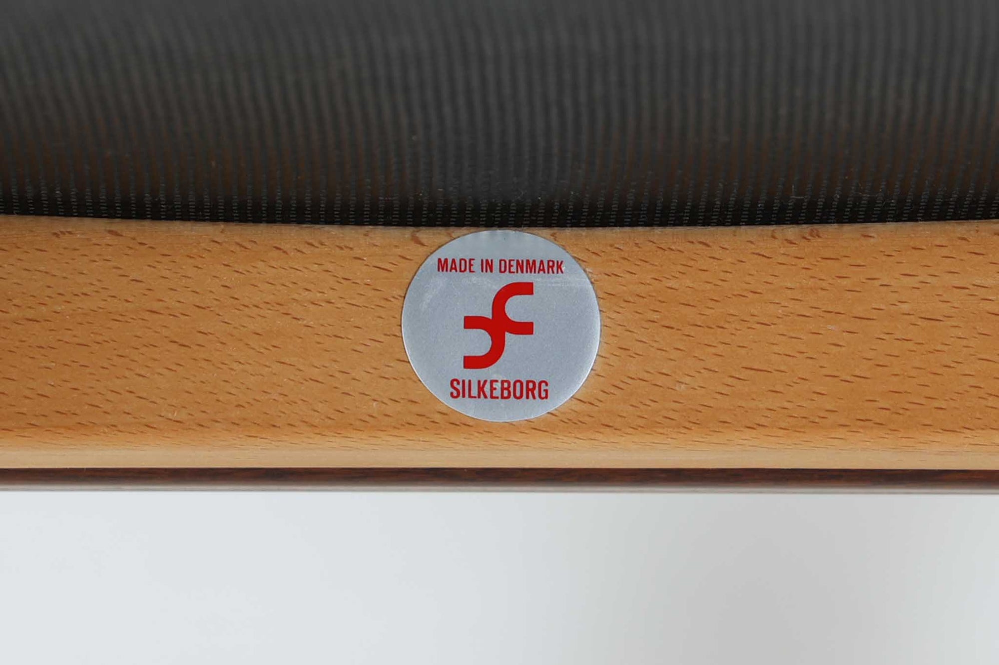 北欧より買い付けました。Illum WikkelsoによってデザインされたPlexus Chairです。マホガニー材とラタンの組み合わせが上品で美しく、日本のお部屋にも良く合う落ち着いた色味です。クッションは当時のファブリックをクリーニングをして綺麗な状態にしてから再利用をしております。内部のウレタンは新しい物に交換しておりますので座り心地も良好です。