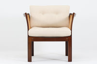 北欧より買い付けました。Illum WikkelsoによってデザインされたPlexus Chairです。マホガニー材とラタンの組み合わせが上品で美しく、日本のお部屋にも良く合う落ち着いた色味です。クッションは当時のファブリックをクリーニングをして綺麗な状態にしてから再利用をしております。内部のウレタンは新しい物に交換しておりますので座り心地も良好です。