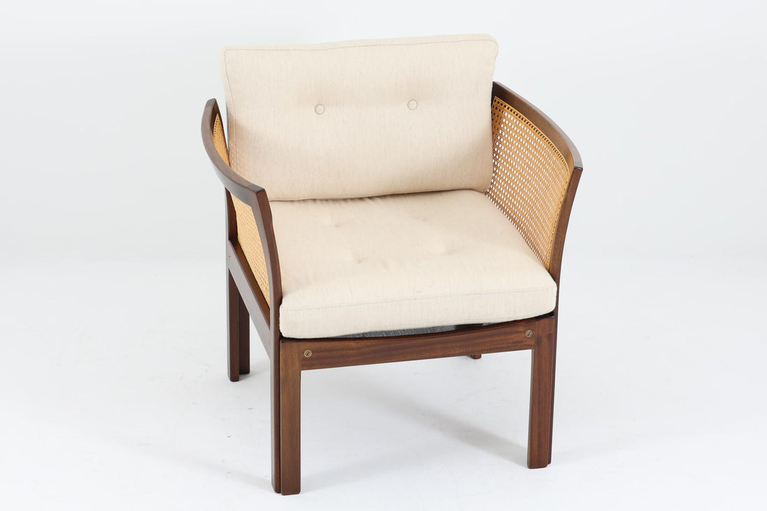 北欧より買い付けました。Illum WikkelsoによってデザインされたPlexus Chairです。マホガニー材とラタンの組み合わせが上品で美しく、日本のお部屋にも良く合う落ち着いた色味です。クッションは当時のファブリックをクリーニングをして綺麗な状態にしてから再利用をしております。内部のウレタンは新しい物に交換しておりますので座り心地も良好です。