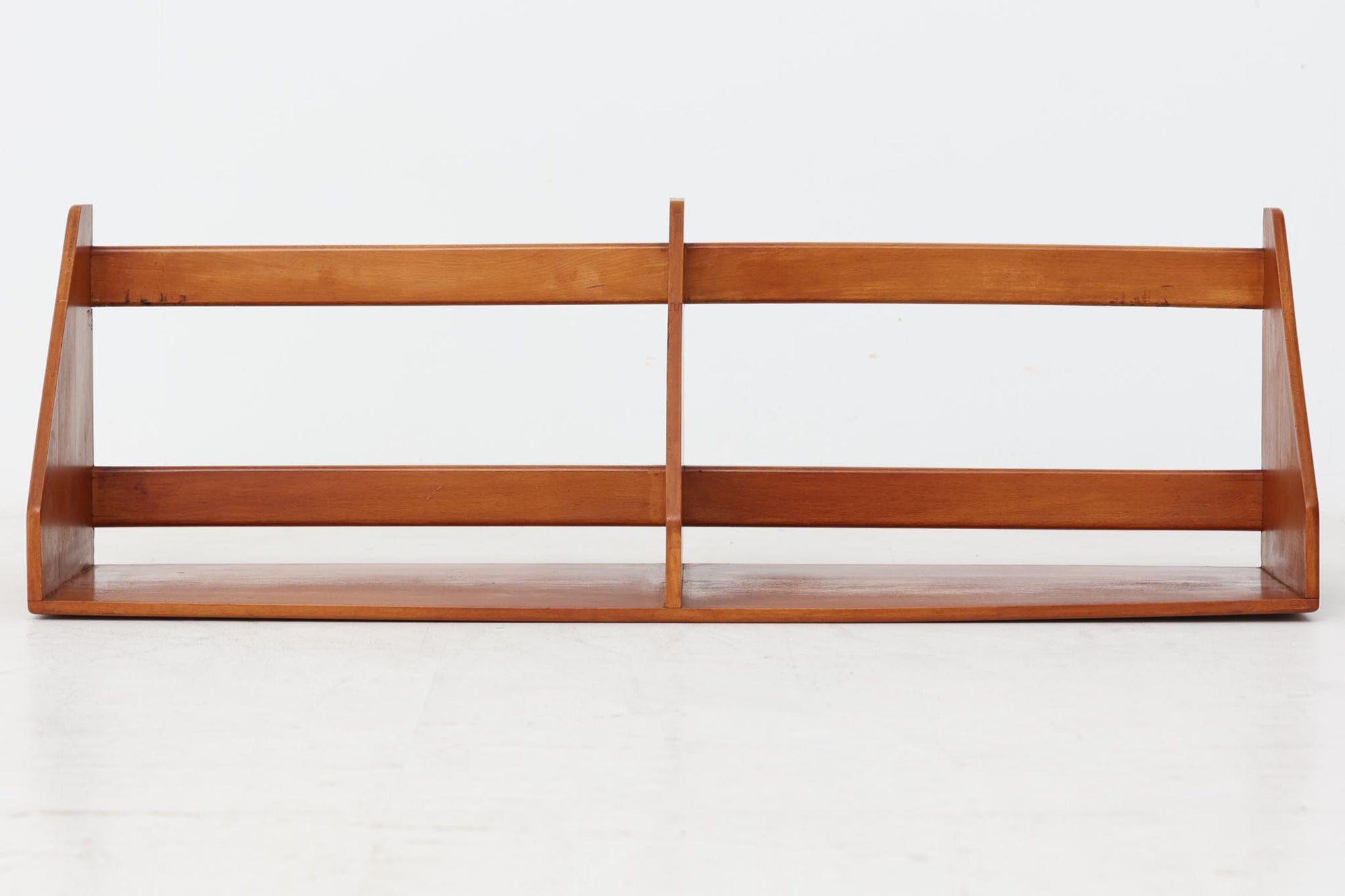 Borgemogensenデザインによるウォールシェルフ「B5」です。デンマークの名工Soborg社によって作成された物です。ビーチ無垢材が使用されています。