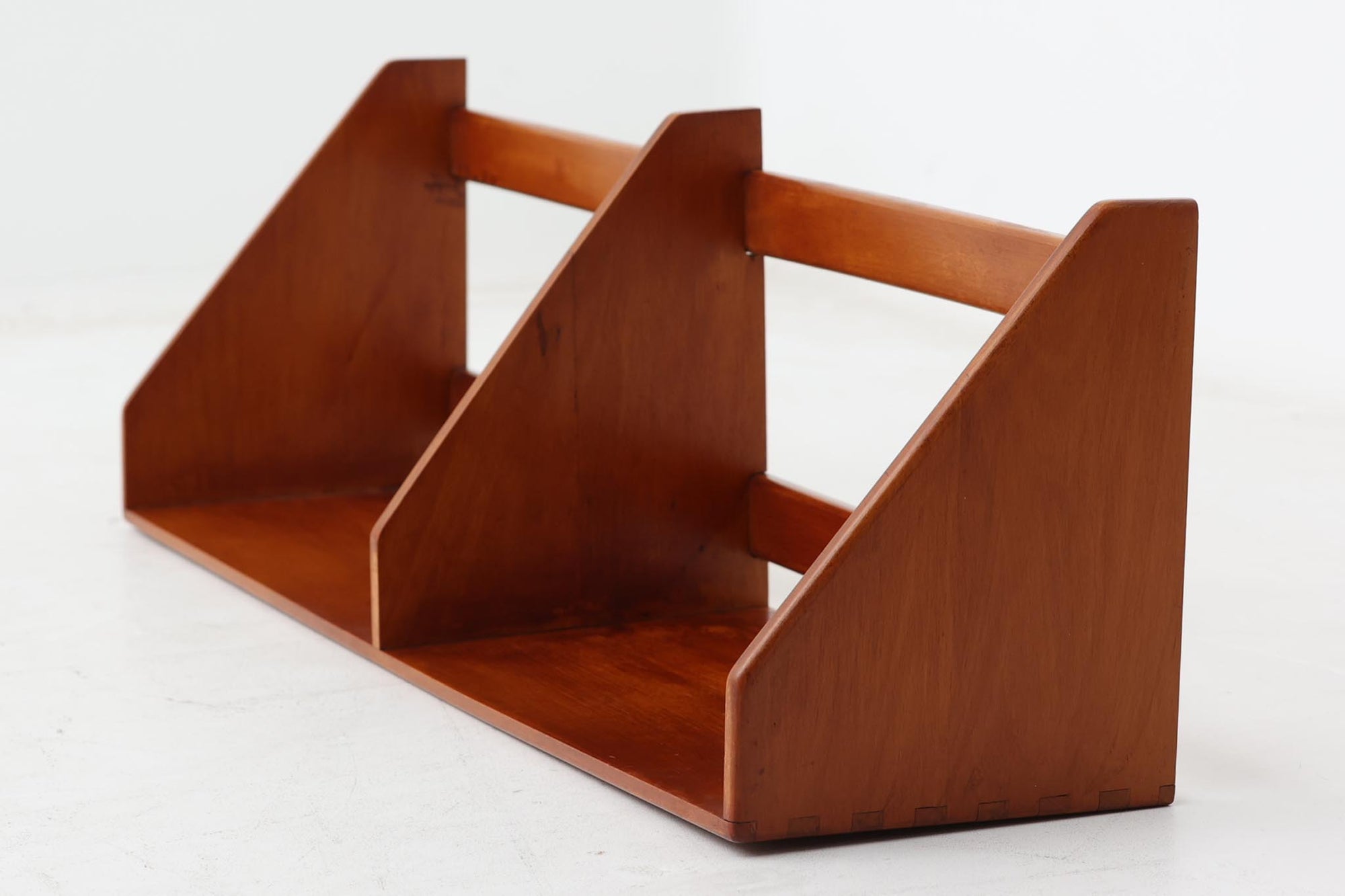 Borgemogensenデザインによるウォールシェルフ「B5」です。デンマークの名工Soborg社によって作成された物です。ビーチ無垢材が使用されています。