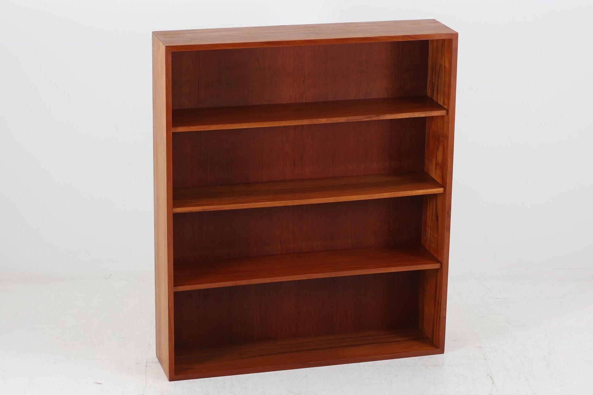 デンマークより買い付けたブックシェルフです。本体には良質なチーク材が使用されています。幅が100cmで奥行は23cmと小ぶりでコンパクトなデザインです。