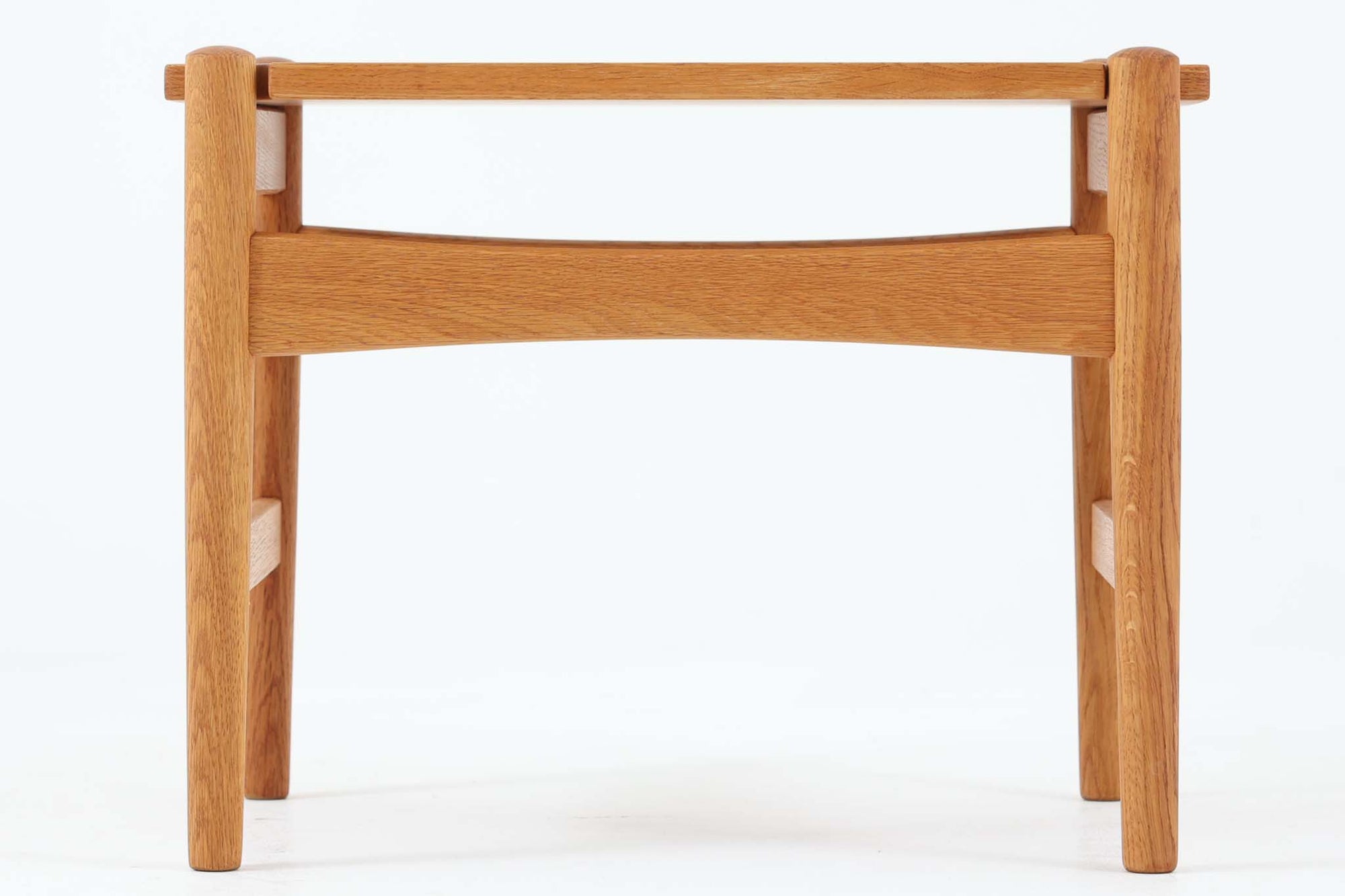 北欧から仕入れたHans J. WegnerによるAT50です。このテーブルには上質なオーク無垢材が使用されており、その素材の美しさが際立ちます。サイドテーブルとしての機能はもちろん、天板は取り外し可能で、両面を使用することができるため、トレーとしてもお使いいただけます。経年変化により、オーク材の色合いがより深みを増し、その魅力が一層引き立っています。