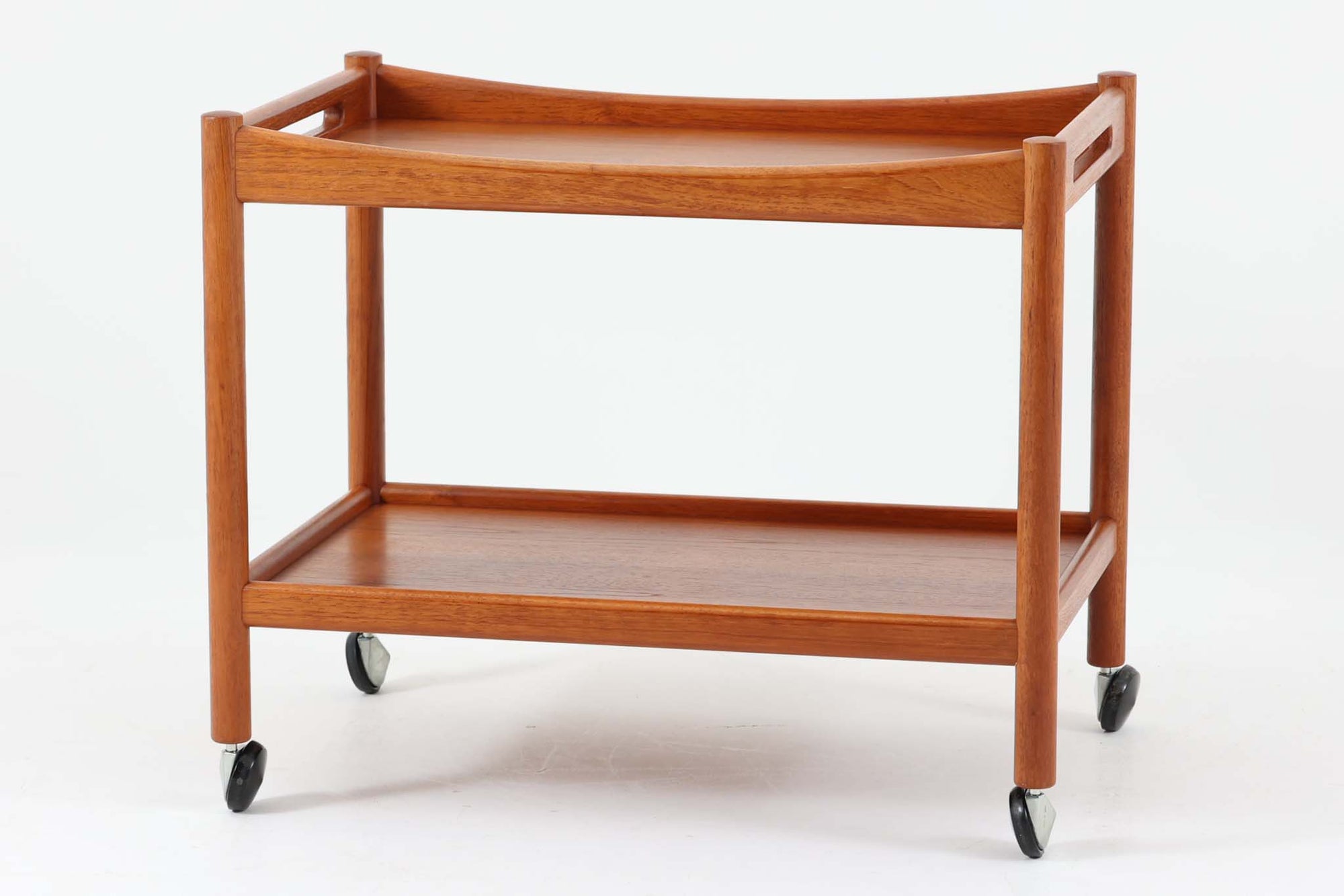 北欧から買い付けた、Andreas Tuck工房がAT45としてリリースしたワゴンです。その後、PP mobler社が製造を担当しました。製造年は不明ですが、このワゴンはPP mobler社の製造による比較的新しい商品です。高品質なチーク材が使われており、上品な雰囲気が漂います。