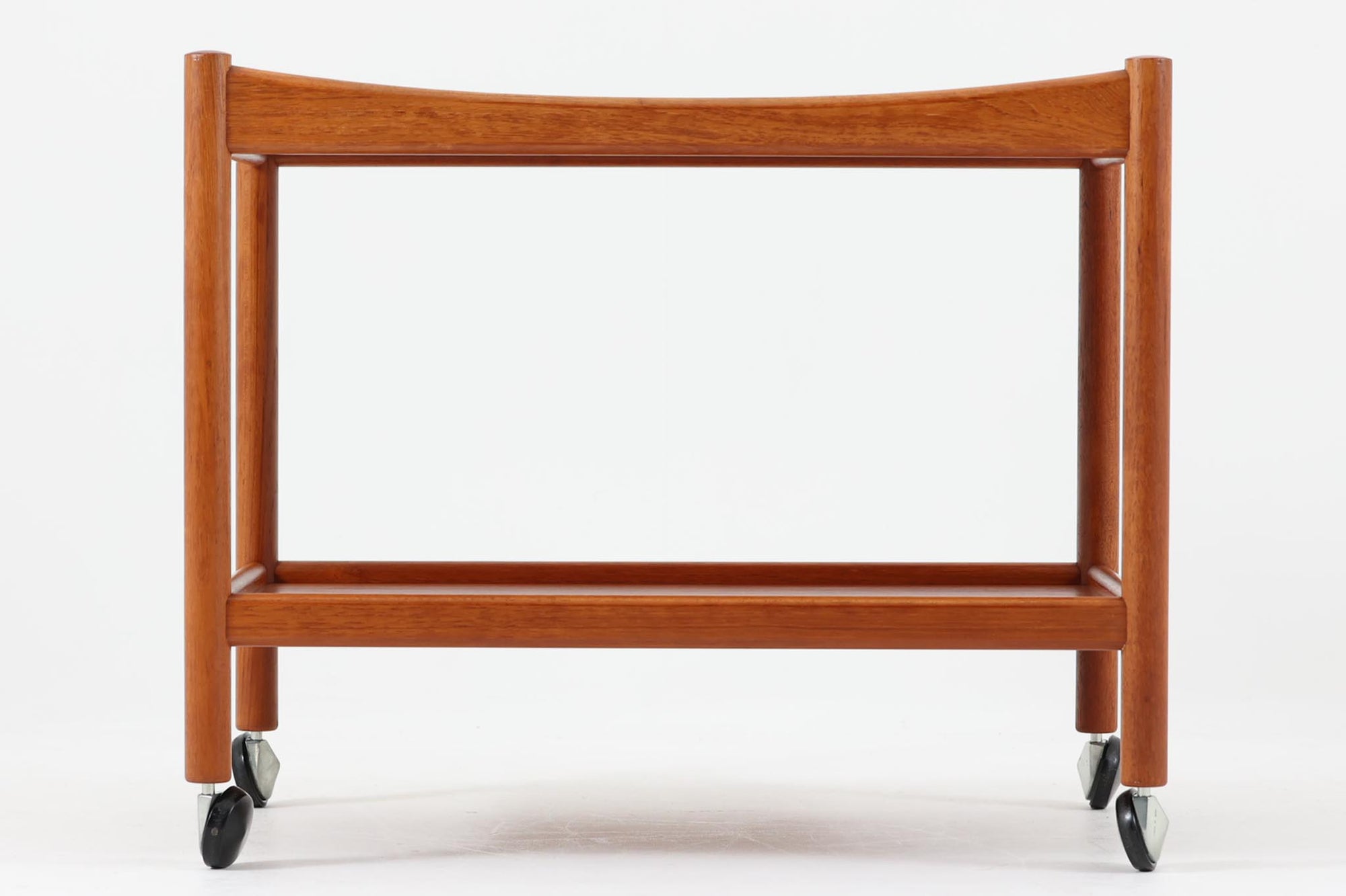 北欧から買い付けた、Andreas Tuck工房がAT45としてリリースしたワゴンです。その後、PP mobler社が製造を担当しました。製造年は不明ですが、このワゴンはPP mobler社の製造による比較的新しい商品です。高品質なチーク材が使われており、上品な雰囲気が漂います。