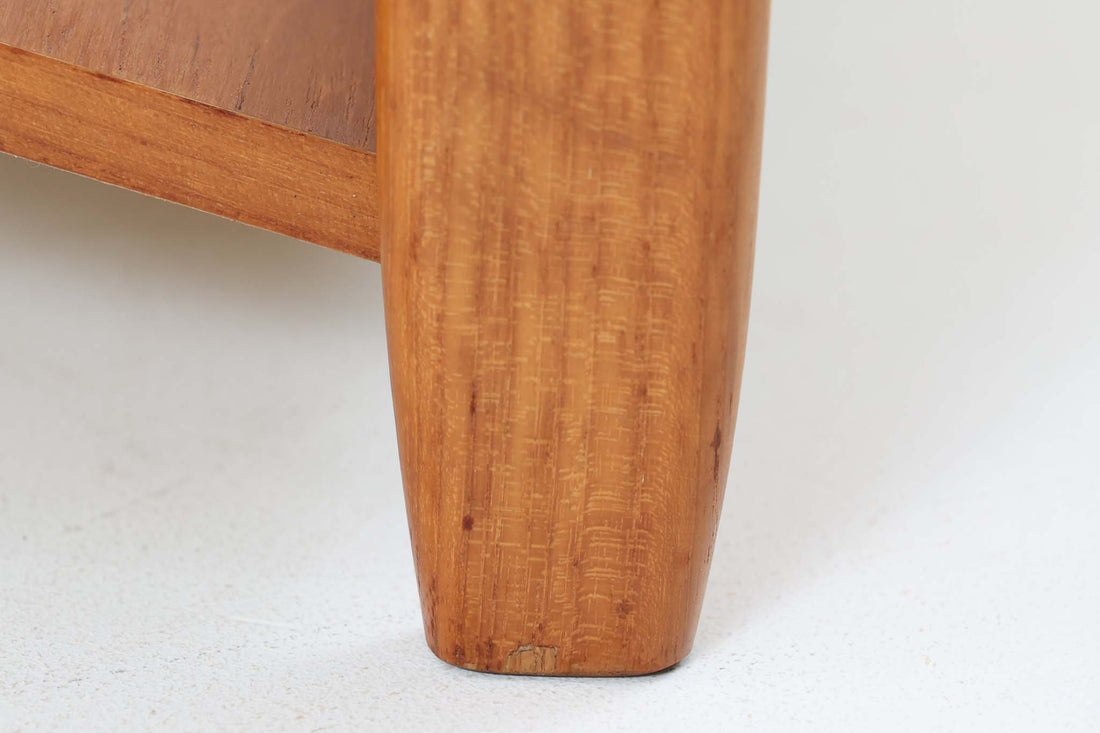 北欧で使用されていた、ドイツ製のサイドテーブルをご紹介いたします。このテーブルは、北欧家具を意識したデザインでありながら、独自の時代の流れを感じさせる魅力を持っています。上質なチーク材が使用されており綺麗な木目です。本体には傾斜のついた棚板も付いており、マガジンラックとして魅せる収納が出来そうです。