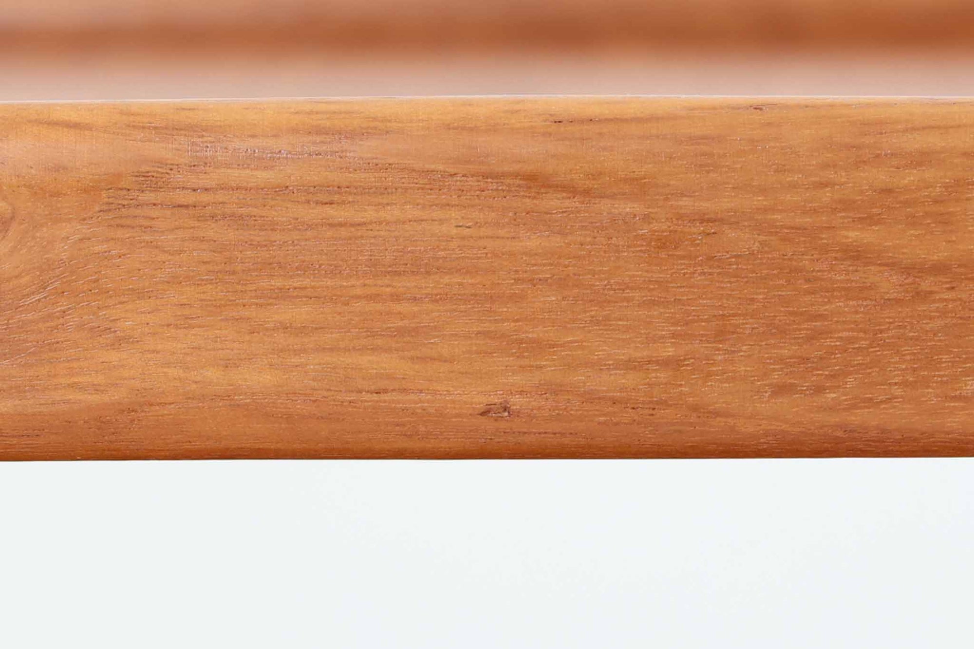 北欧で使用されていた、ドイツ製のサイドテーブルをご紹介いたします。このテーブルは、北欧家具を意識したデザインでありながら、独自の時代の流れを感じさせる魅力を持っています。上質なチーク材が使用されており綺麗な木目です。本体には傾斜のついた棚板も付いており、マガジンラックとして魅せる収納が出来そうです。