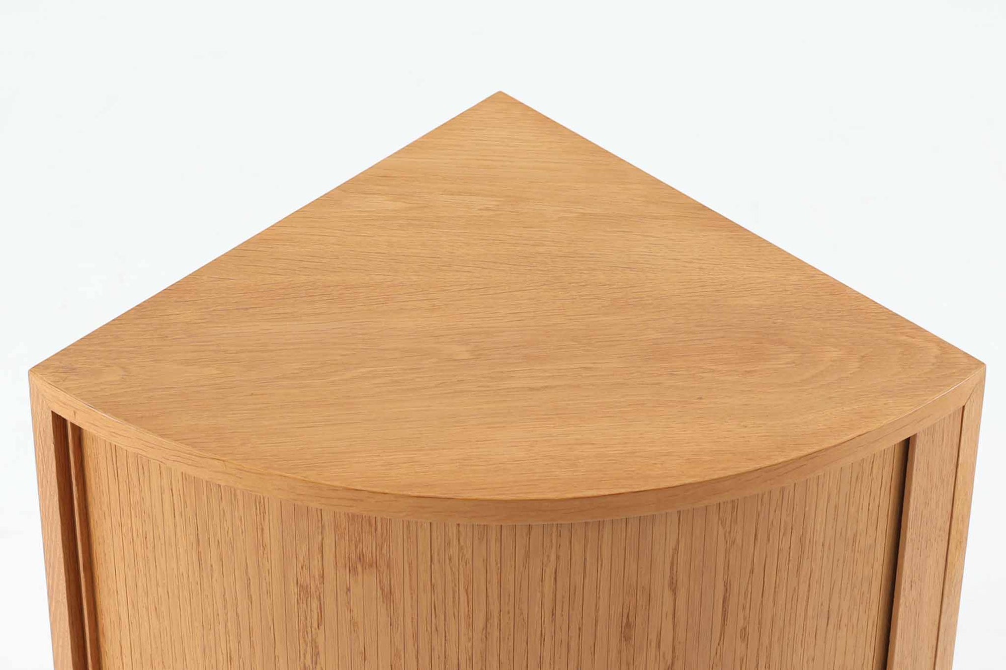 北欧より買い付けました。こちらは小ぶりなサイズのコーナーキャビネットです。蛇腹式の扉が特徴で、ナチュラルなオーク材が使用されています。Hundevad &amp; Co社によって製造されておりクオリティーの高い作品です。