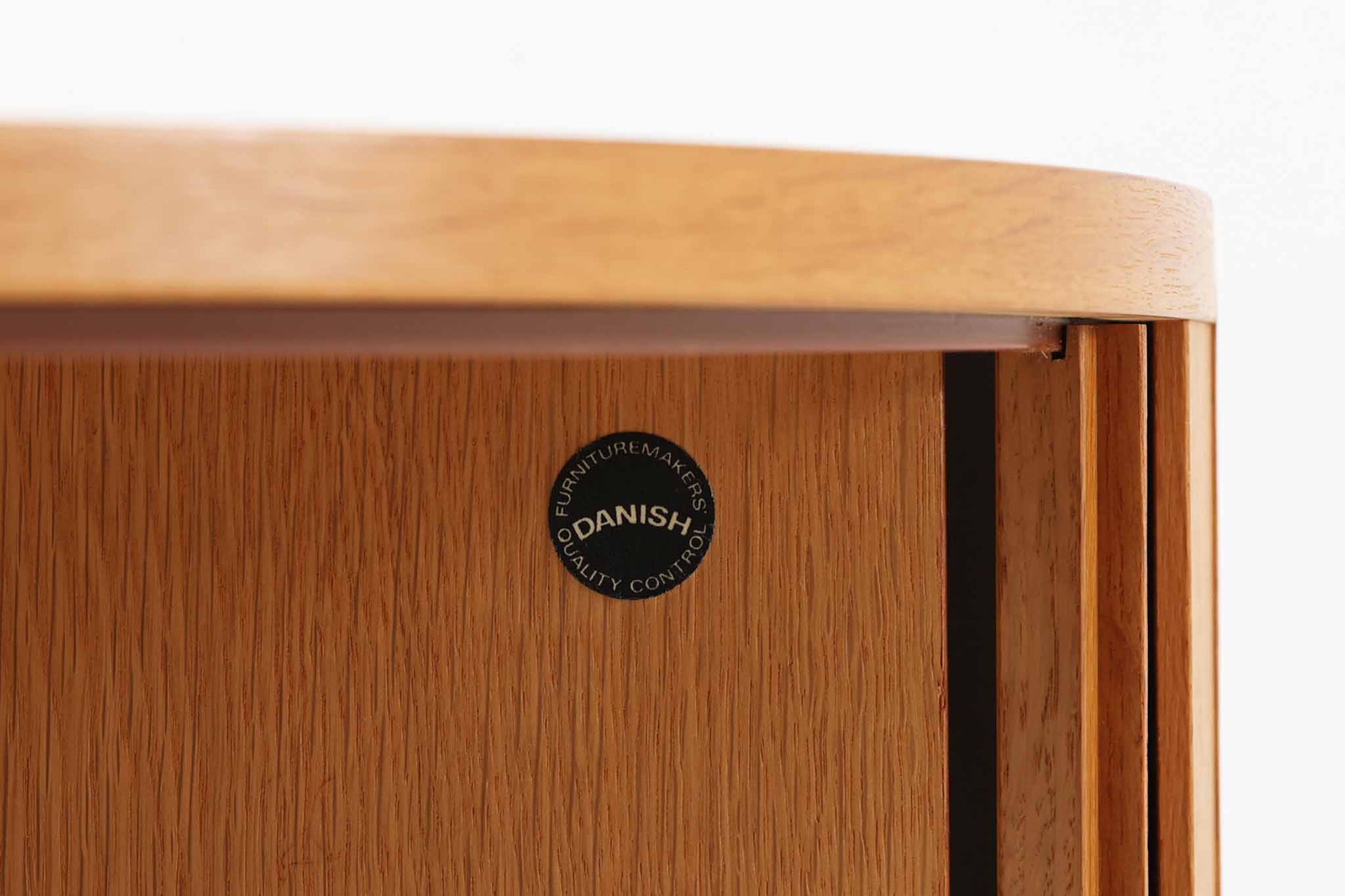 北欧より買い付けました。こちらは小ぶりなサイズのコーナーキャビネットです。蛇腹式の扉が特徴で、ナチュラルなオーク材が使用されています。Hundevad &amp; Co社によって製造されておりクオリティーの高い作品です。