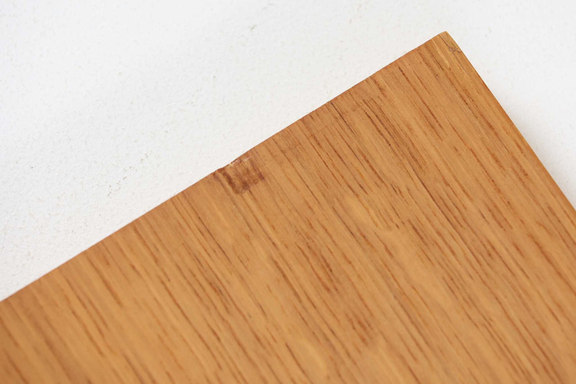 Borge mogensenがSoborg社のためにデザインしたユニットシェルフをご紹介いたします。このシェルフは、高品質なオーク材が用いられており、ナチュラルな風合いが特徴的です。ガラス扉が採用されており、食器棚としてもご使用いただけます。また、使う環境に応じて2段にしたりなど、柔軟なレイアウトが可能です。この特徴により、住む人の環境や生活人数が変わっても、長くご使用いただけると思います。