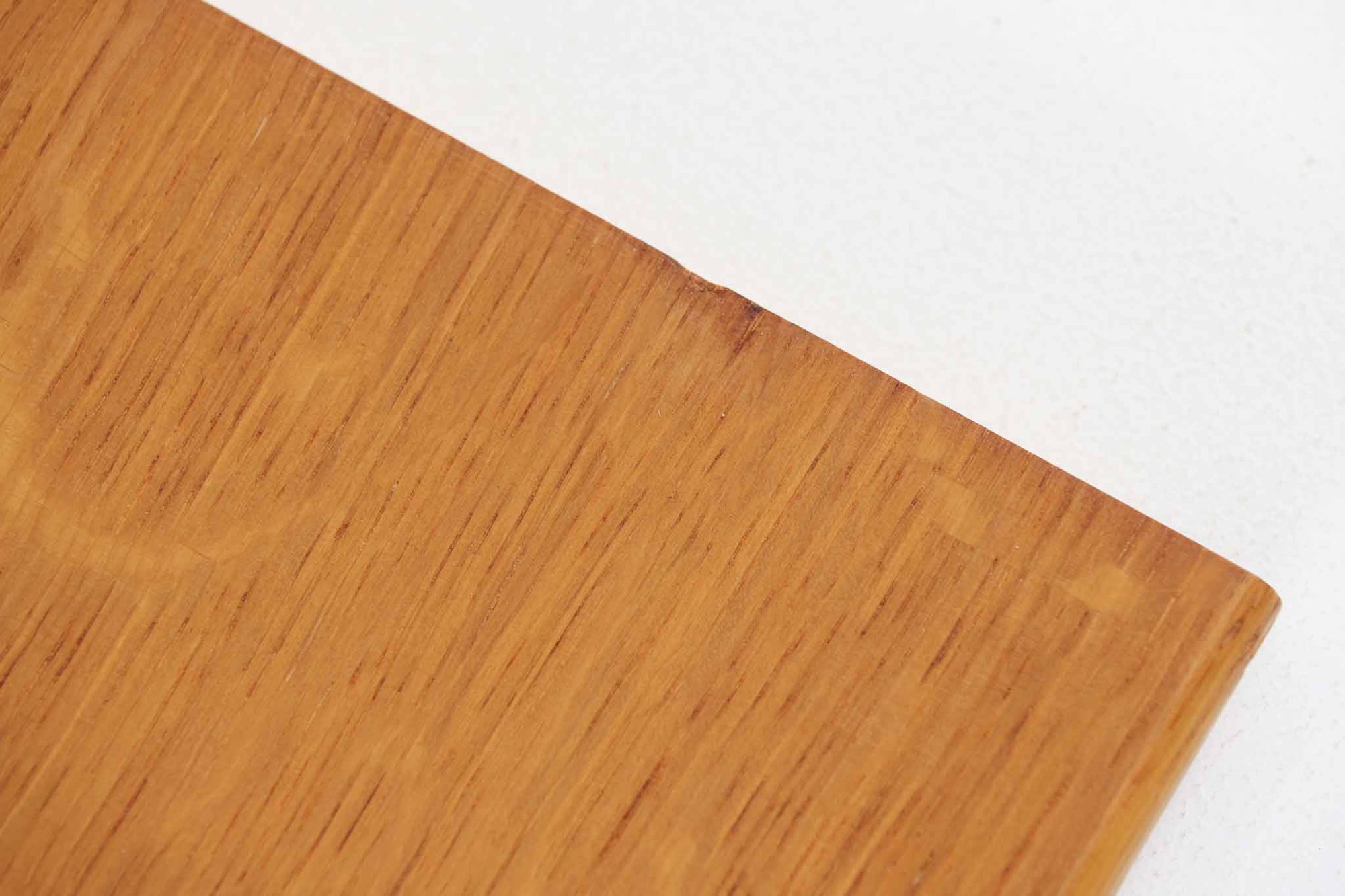 Borge mogensenがSoborg社のためにデザインしたユニットシェルフをご紹介いたします。このシェルフは、高品質なオーク材が用いられており、ナチュラルな風合いが特徴的です。ガラス扉が採用されており、食器棚としてもご使用いただけます。また、使う環境に応じて2段にしたりなど、柔軟なレイアウトが可能です。この特徴により、住む人の環境や生活人数が変わっても、長くご使用いただけると思います。