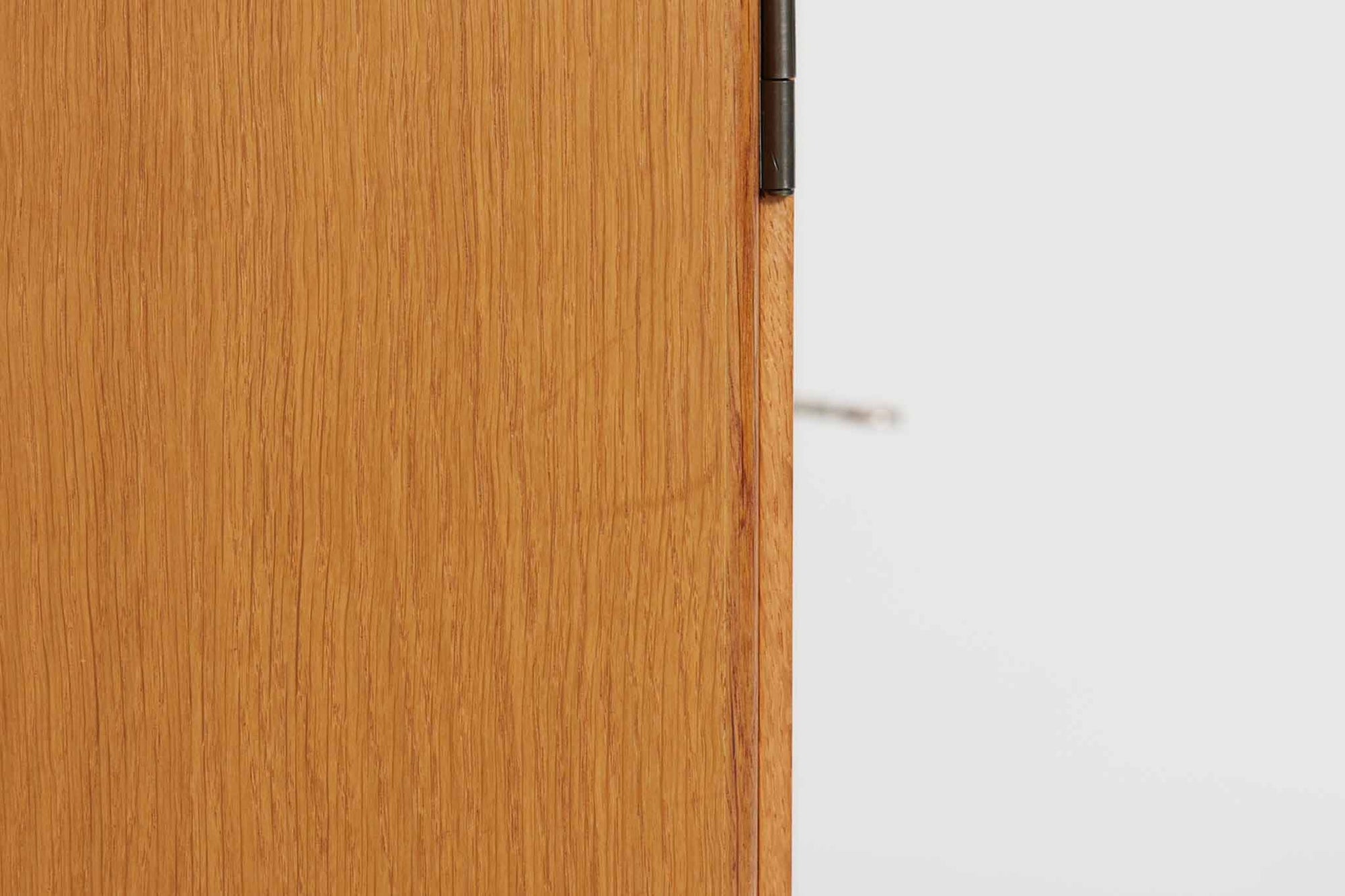 Borge mogensenがSoborg社のためにデザインしたユニットシェルフをご紹介いたします。このシェルフは、高品質なオーク材が用いられており、ナチュラルな風合いが特徴的です。ガラス扉が採用されており、食器棚としてもご使用いただけます。また、使う環境に応じて2段にしたりなど、柔軟なレイアウトが可能です。この特徴により、住む人の環境や生活人数が変わっても、長くご使用いただけると思います。