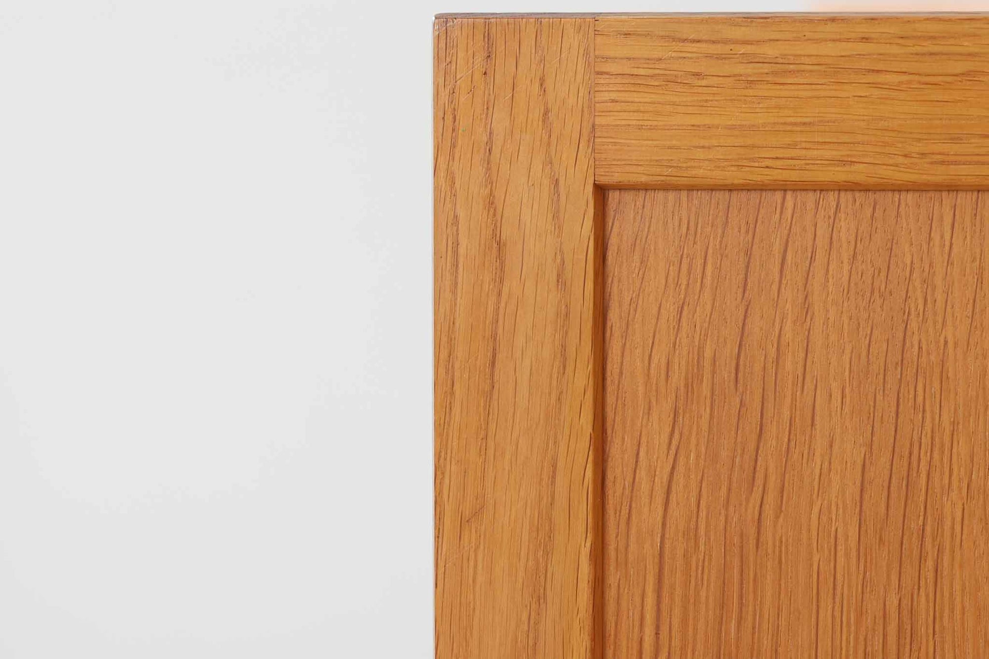 Borge mogensenがSoborg社のためにデザインしたユニットシェルフをご紹介いたします。このシェルフは、高品質なオーク材が用いられており、ナチュラルな風合いが特徴的です。ガラス扉が採用されており、食器棚としてもご使用いただけます。また、使う環境に応じて2段にしたりなど、柔軟なレイアウトが可能です。この特徴により、住む人の環境や生活人数が変わっても、長くご使用いただけると思います。