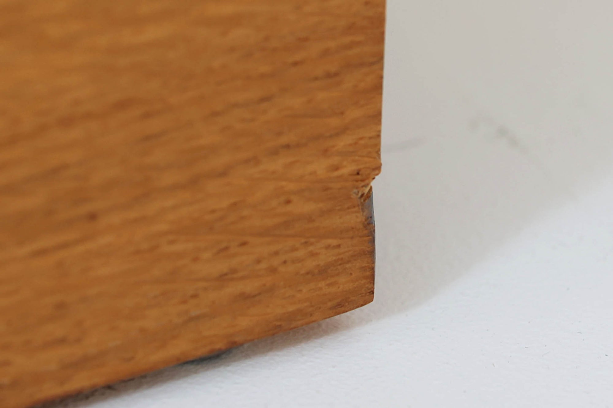 Borge mogensenがSoborg社のためにデザインしたユニットシェルフをご紹介いたします。このシェルフは、高品質なオーク材が用いられており、ナチュラルな風合いが特徴的です。ガラス扉が採用されており、食器棚としてもご使用いただけます。また、使う環境に応じて2段にしたりなど、柔軟なレイアウトが可能です。この特徴により、住む人の環境や生活人数が変わっても、長くご使用いただけると思います。