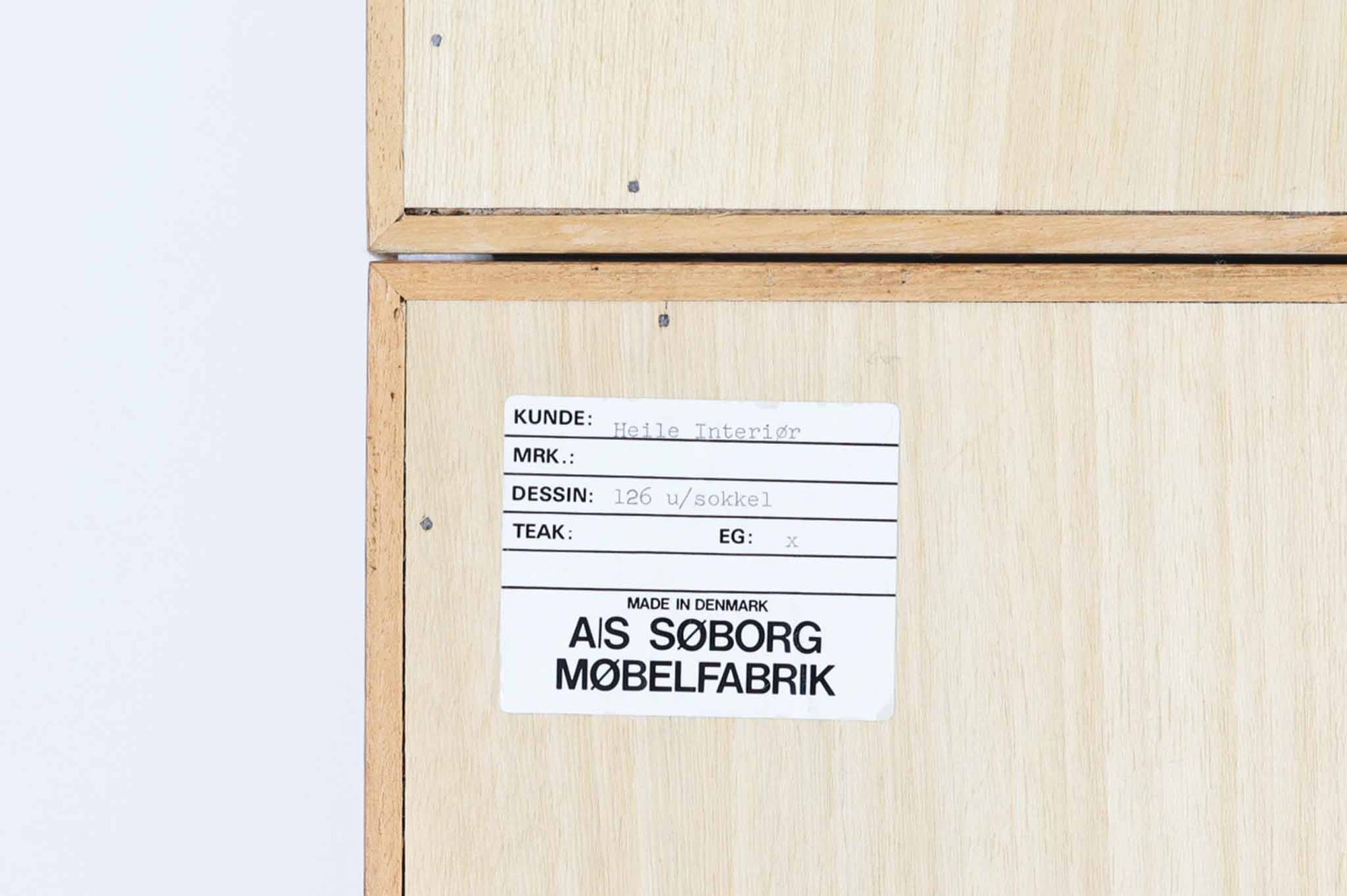 Borge mogensenがSoborg社のためにデザインしたユニットシェルフをご紹介いたします。このシェルフは、高品質なオーク材が用いられており、ナチュラルな風合いが特徴的です。ガラス扉が採用されており、食器棚としてもご使用いただけます。また、使う環境に応じて2段にしたりなど、柔軟なレイアウトが可能です。この特徴により、住む人の環境や生活人数が変わっても、長くご使用いただけると思います。