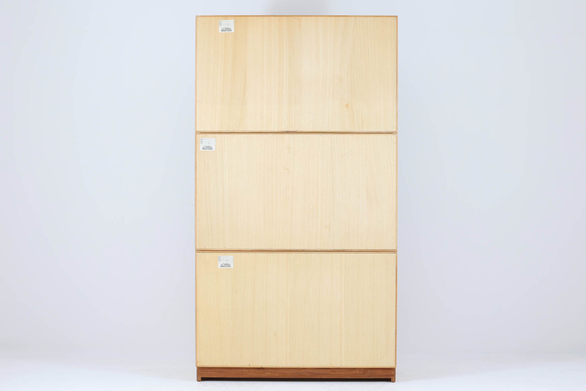 Borge mogensenがSoborg社のためにデザインしたユニットシェルフをご紹介いたします。このシェルフは、高品質なオーク材が用いられており、ナチュラルな風合いが特徴的です。ガラス扉が採用されており、食器棚としてもご使用いただけます。また、使う環境に応じて2段にしたりなど、柔軟なレイアウトが可能です。この特徴により、住む人の環境や生活人数が変わっても、長くご使用いただけると思います。