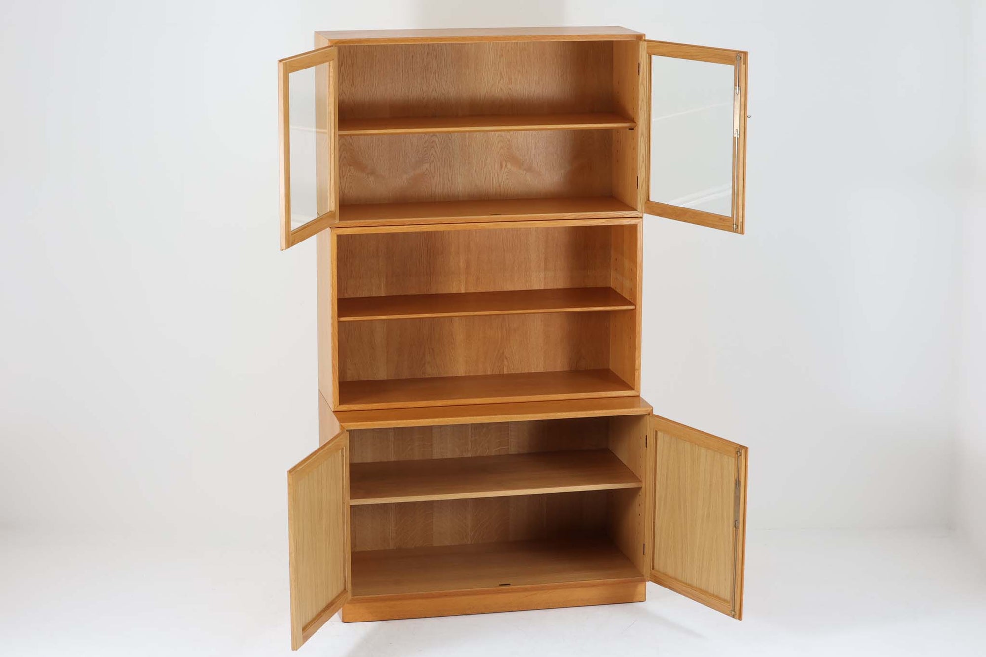 Borge mogensenがSoborg社のためにデザインしたユニットシェルフをご紹介いたします。このシェルフは、高品質なオーク材が用いられており、ナチュラルな風合いが特徴的です。ガラス扉が採用されており、食器棚としてもご使用いただけます。また、使う環境に応じて2段にしたりなど、柔軟なレイアウトが可能です。この特徴により、住む人の環境や生活人数が変わっても、長くご使用いただけると思います。