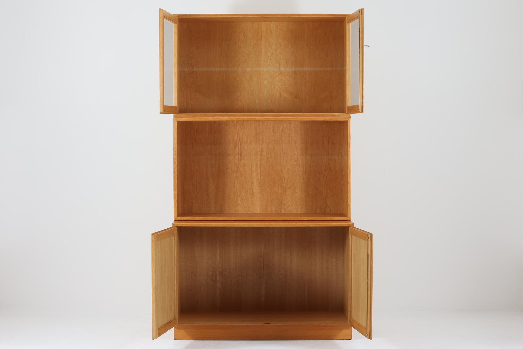 Borge mogensenがSoborg社のためにデザインしたユニットシェルフをご紹介いたします。このシェルフは、高品質なオーク材が用いられており、ナチュラルな風合いが特徴的です。ガラス扉が採用されており、食器棚としてもご使用いただけます。また、使う環境に応じて2段にしたりなど、柔軟なレイアウトが可能です。この特徴により、住む人の環境や生活人数が変わっても、長くご使用いただけると思います。