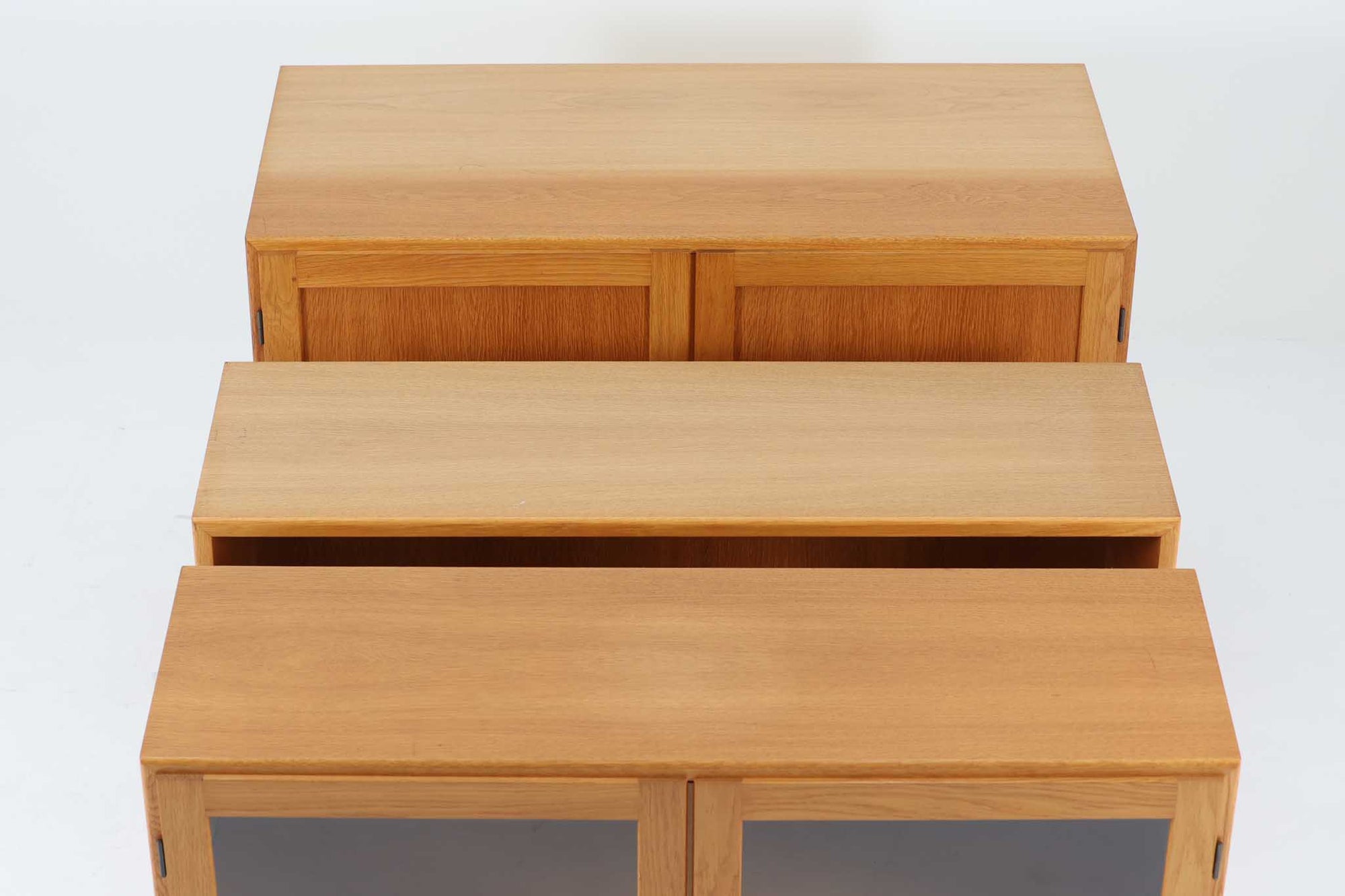 Borge mogensenがSoborg社のためにデザインしたユニットシェルフをご紹介いたします。このシェルフは、高品質なオーク材が用いられており、ナチュラルな風合いが特徴的です。ガラス扉が採用されており、食器棚としてもご使用いただけます。また、使う環境に応じて2段にしたりなど、柔軟なレイアウトが可能です。この特徴により、住む人の環境や生活人数が変わっても、長くご使用いただけると思います。