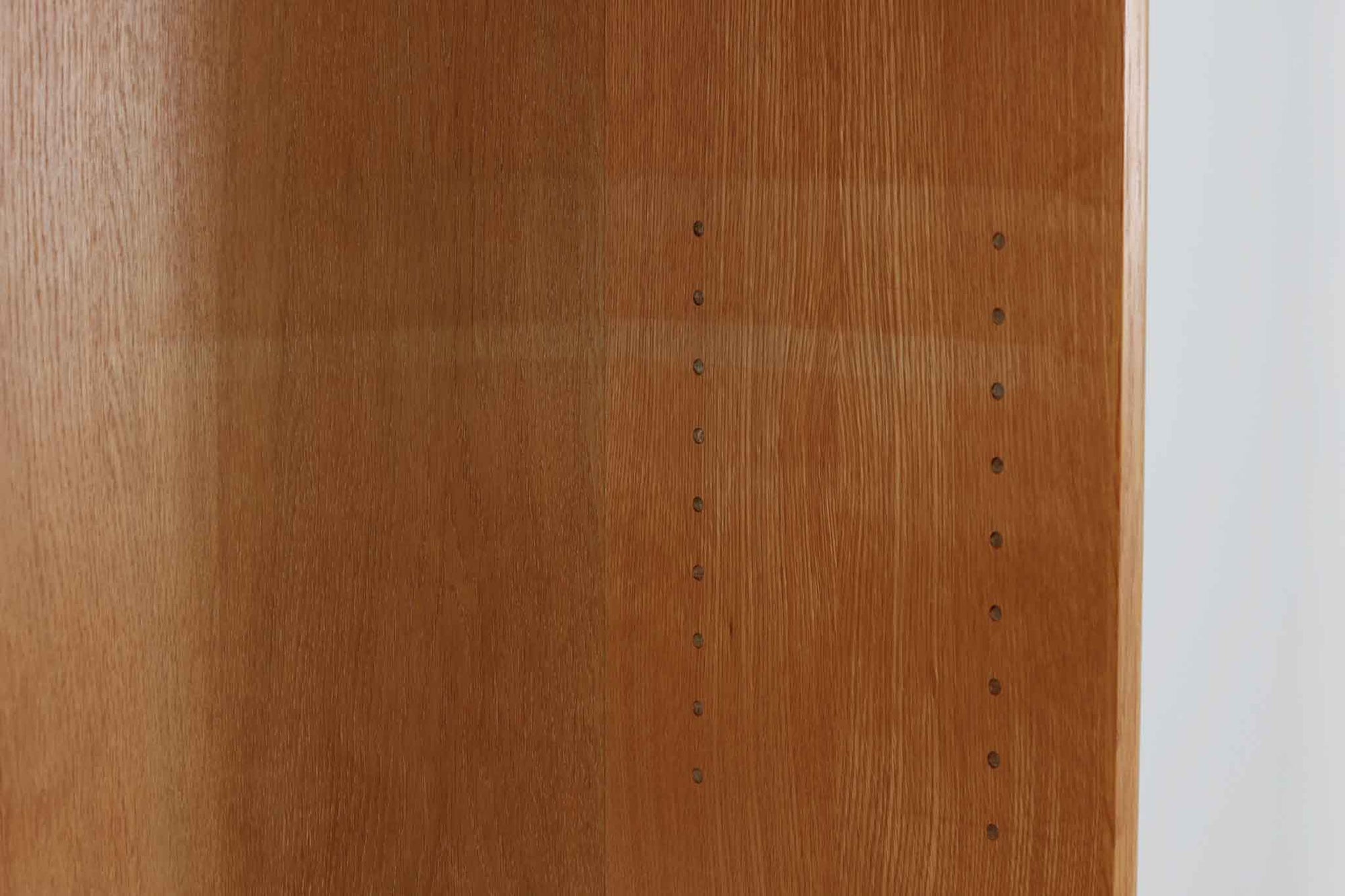 Borge mogensenがSoborg社のためにデザインしたユニットシェルフをご紹介いたします。このシェルフは、高品質なオーク材が用いられており、ナチュラルな風合いが特徴的です。ガラス扉が採用されており、食器棚としてもご使用いただけます。また、使う環境に応じて2段にしたりなど、柔軟なレイアウトが可能です。この特徴により、住む人の環境や生活人数が変わっても、長くご使用いただけると思います。