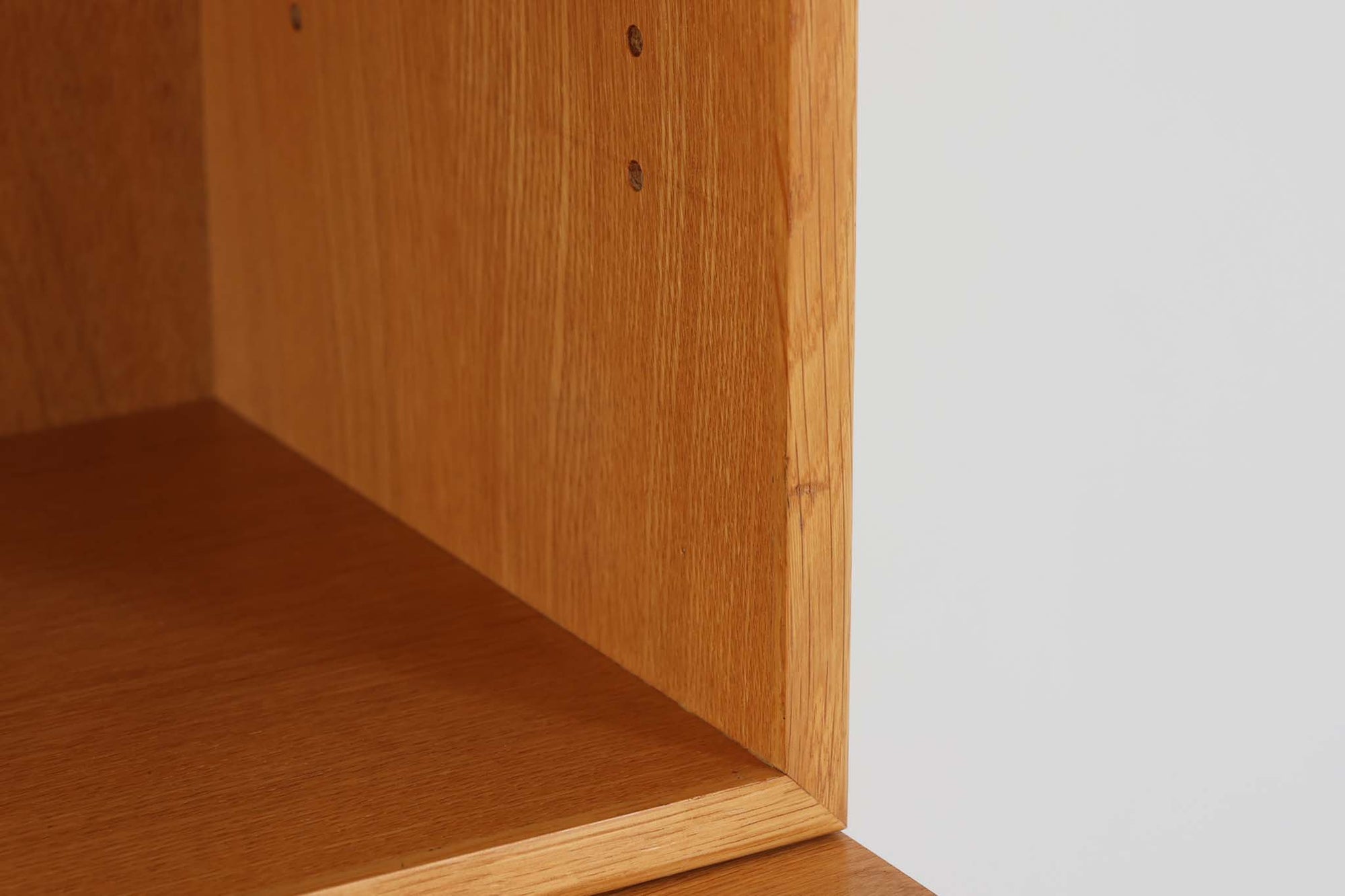 Borge mogensenがSoborg社のためにデザインしたユニットシェルフをご紹介いたします。このシェルフは、高品質なオーク材が用いられており、ナチュラルな風合いが特徴的です。ガラス扉が採用されており、食器棚としてもご使用いただけます。また、使う環境に応じて2段にしたりなど、柔軟なレイアウトが可能です。この特徴により、住む人の環境や生活人数が変わっても、長くご使用いただけると思います。