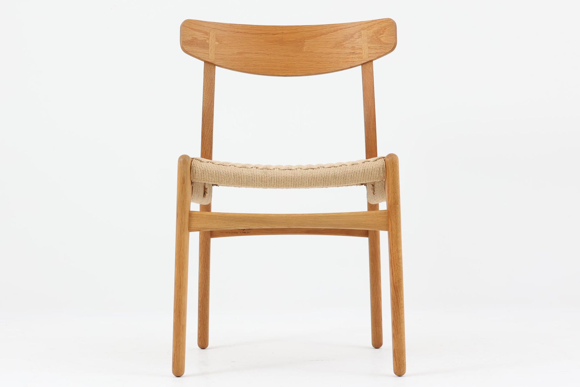 CH23は、1950年にウェグナーがCarl Hansen＆Son社のためにデザインした最初の椅子コレクションの1つです。CH23は、生産が中止されていましたが、2017年にCarl Hansen＆Son社によって復刻されました。そしてこちらの椅子は、販売日当日限りで、販売日のサインが刻印されている特別バージョンです。