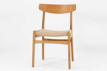 CH23は、1950年にウェグナーがCarl Hansen＆Son社のためにデザインした最初の椅子コレクションの1つです。CH23は、生産が中止されていましたが、2017年にCarl Hansen＆Son社によって復刻されました。そしてこちらの椅子は、販売日当日限りで、販売日のサインが刻印されている特別バージョンです。