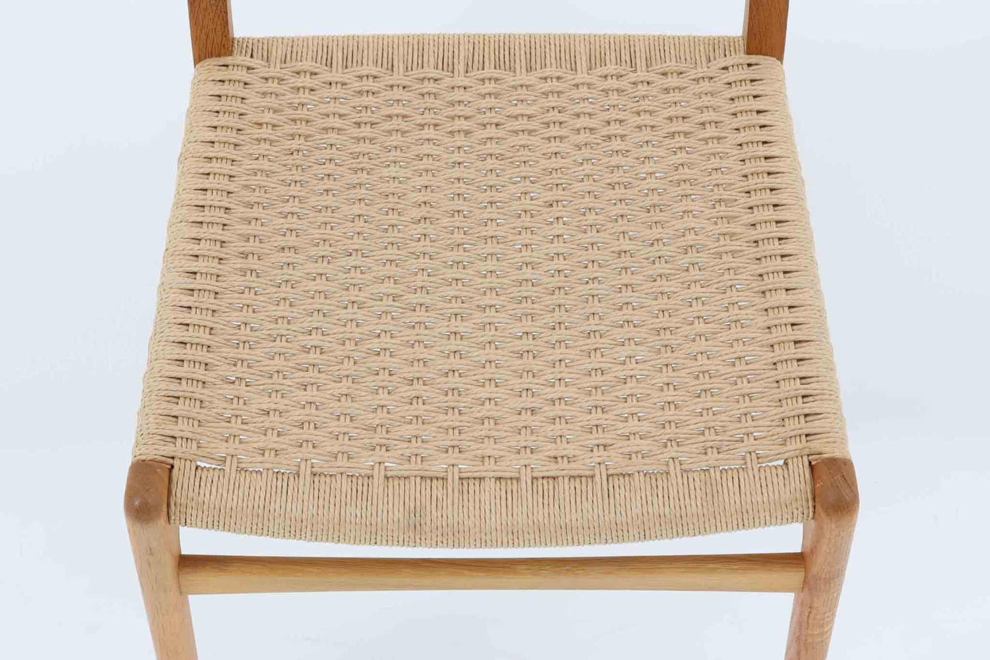 CH23は、1950年にウェグナーがCarl Hansen＆Son社のためにデザインした最初の椅子コレクションの1つです。CH23は、生産が中止されていましたが、2017年にCarl Hansen＆Son社によって復刻されました。そしてこちらの椅子は、販売日当日限りで、販売日のサインが刻印されている特別バージョンです。