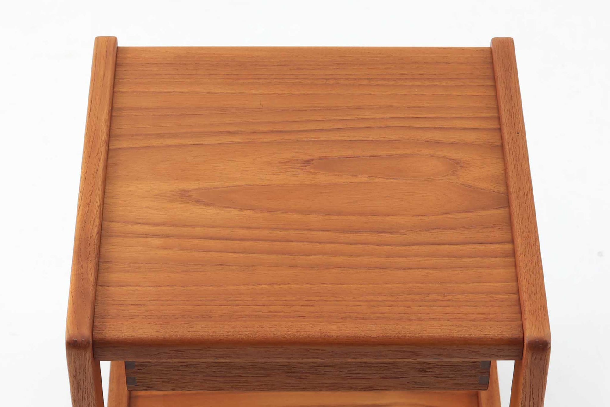 北欧より買い付けたキャスターワゴンです。このワゴンは、贅沢にチーク無垢材が使用されており、組み継ぎの引き出しが特徴的なデザインです。チーク無垢材が使われているため、サイドテーブルとしては重量がありますが、キャスターが付いているため、移動も楽々です。使い勝手と美しさを兼ね備えた、北欧らしい魅力的なアイテムです。