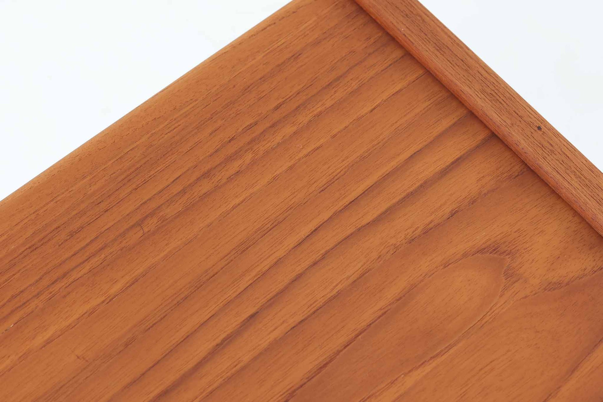 北欧より買い付けたキャスターワゴンです。このワゴンは、贅沢にチーク無垢材が使用されており、組み継ぎの引き出しが特徴的なデザインです。チーク無垢材が使われているため、サイドテーブルとしては重量がありますが、キャスターが付いているため、移動も楽々です。使い勝手と美しさを兼ね備えた、北欧らしい魅力的なアイテムです。