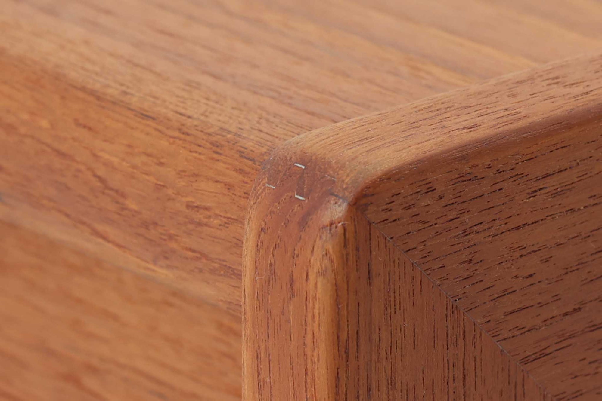 北欧より買い付けたキャスターワゴンです。このワゴンは、贅沢にチーク無垢材が使用されており、組み継ぎの引き出しが特徴的なデザインです。チーク無垢材が使われているため、サイドテーブルとしては重量がありますが、キャスターが付いているため、移動も楽々です。使い勝手と美しさを兼ね備えた、北欧らしい魅力的なアイテムです。