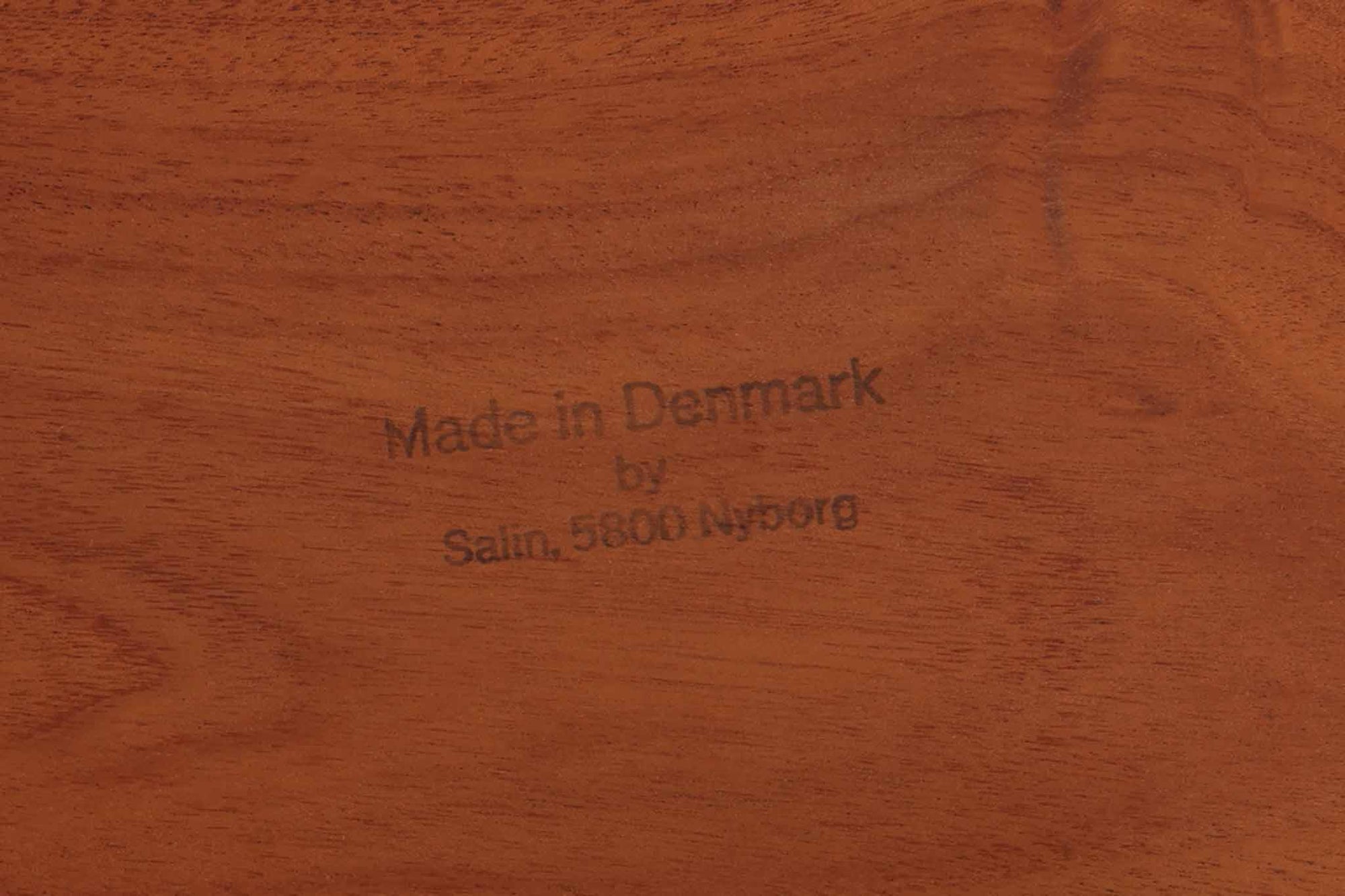 北欧より買い付けたキャスターワゴンです。このワゴンは、贅沢にチーク無垢材が使用されており、組み継ぎの引き出しが特徴的なデザインです。チーク無垢材が使われているため、サイドテーブルとしては重量がありますが、キャスターが付いているため、移動も楽々です。使い勝手と美しさを兼ね備えた、北欧らしい魅力的なアイテムです。