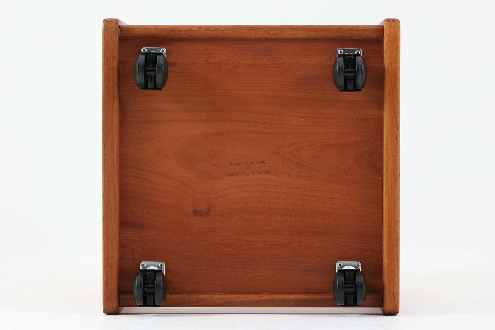 北欧より買い付けたキャスターワゴンです。このワゴンは、贅沢にチーク無垢材が使用されており、組み継ぎの引き出しが特徴的なデザインです。チーク無垢材が使われているため、サイドテーブルとしては重量がありますが、キャスターが付いているため、移動も楽々です。使い勝手と美しさを兼ね備えた、北欧らしい魅力的なアイテムです。