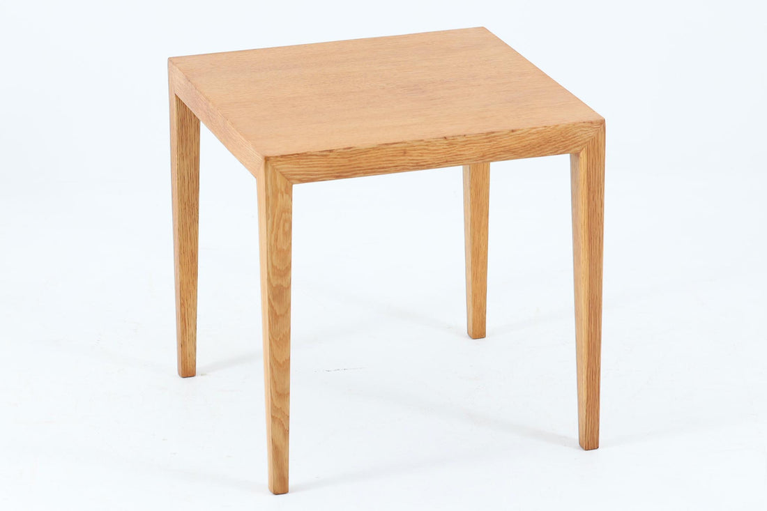 北欧より買い付けたサイドテーブルです。天板と脚の角はトメ加工が施されています。Severin Hansen Jr.の代表的なデザインです。オーク材の希少なモデルです。