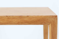 北欧より買い付けたサイドテーブルです。天板と脚の角はトメ加工が施されています。Severin Hansen Jr.の代表的なデザインです。オーク材の希少なモデルです。