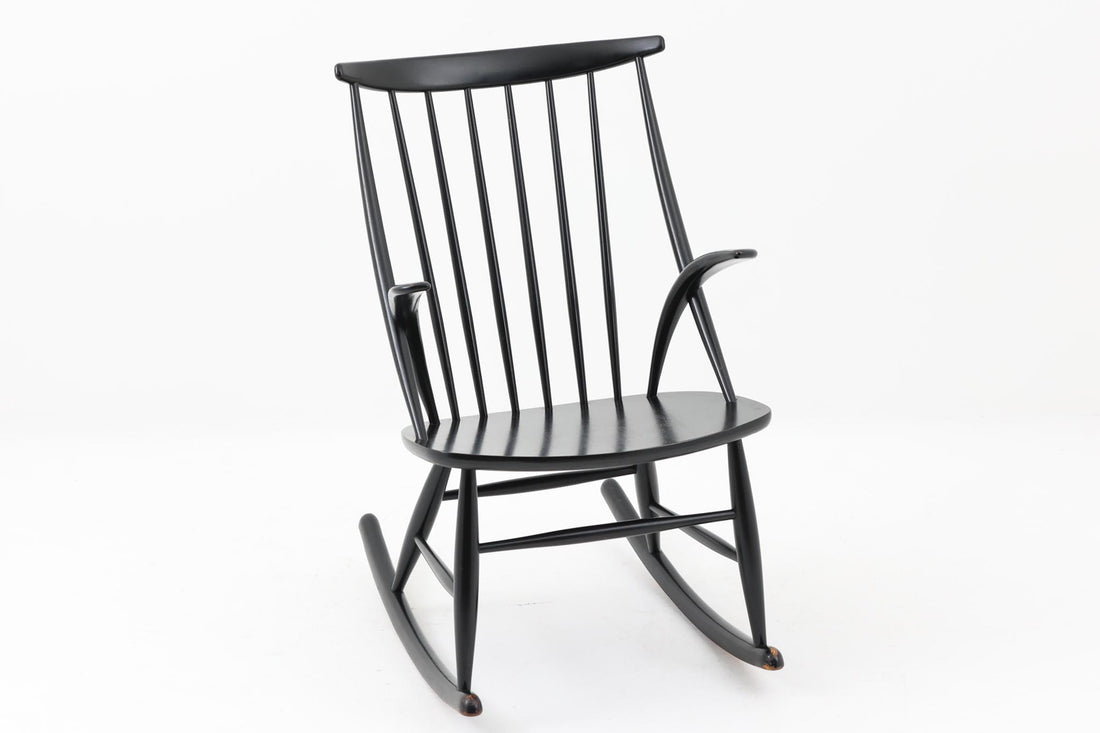 こちらは伝統的なウィンザーチェアーのデザインを踏襲した、Illum Wikkelsoによる作品です。Eilersen社によって製造されており、ブラックペイントが施されています。この椅子は北欧家具の特徴を備え、日本の部屋にも良く馴染みます。