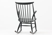 こちらは伝統的なウィンザーチェアーのデザインを踏襲した、Illum Wikkelsoによる作品です。Eilersen社によって製造されており、ブラックペイントが施されています。この椅子は北欧家具の特徴を備え、日本の部屋にも良く馴染みます。